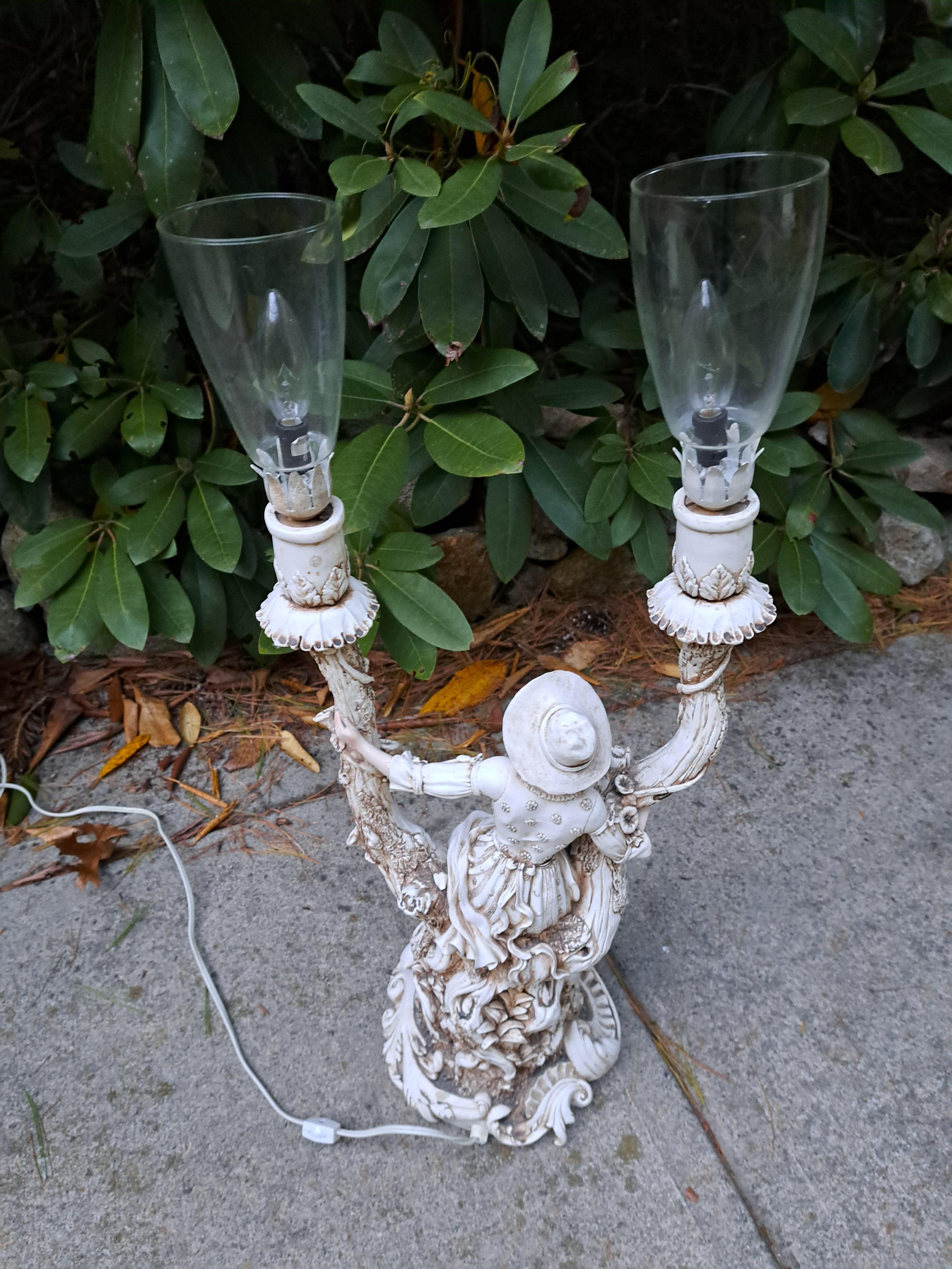 Néo-baroque Lampe de table à deux lumières Vintage Figural Sitting Maiden en vente