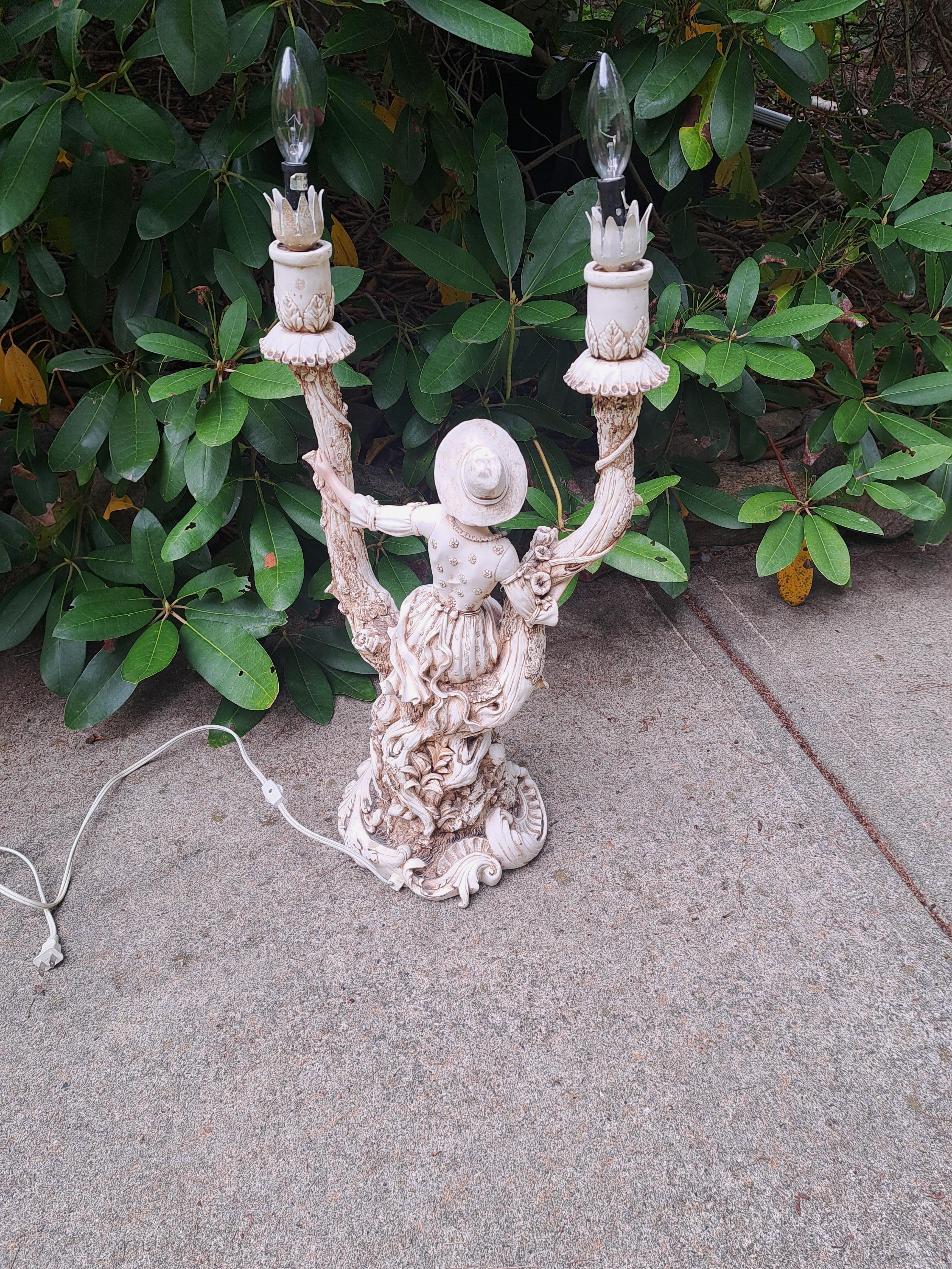 Américain Lampe de table à deux lumières Vintage Figural Sitting Maiden en vente