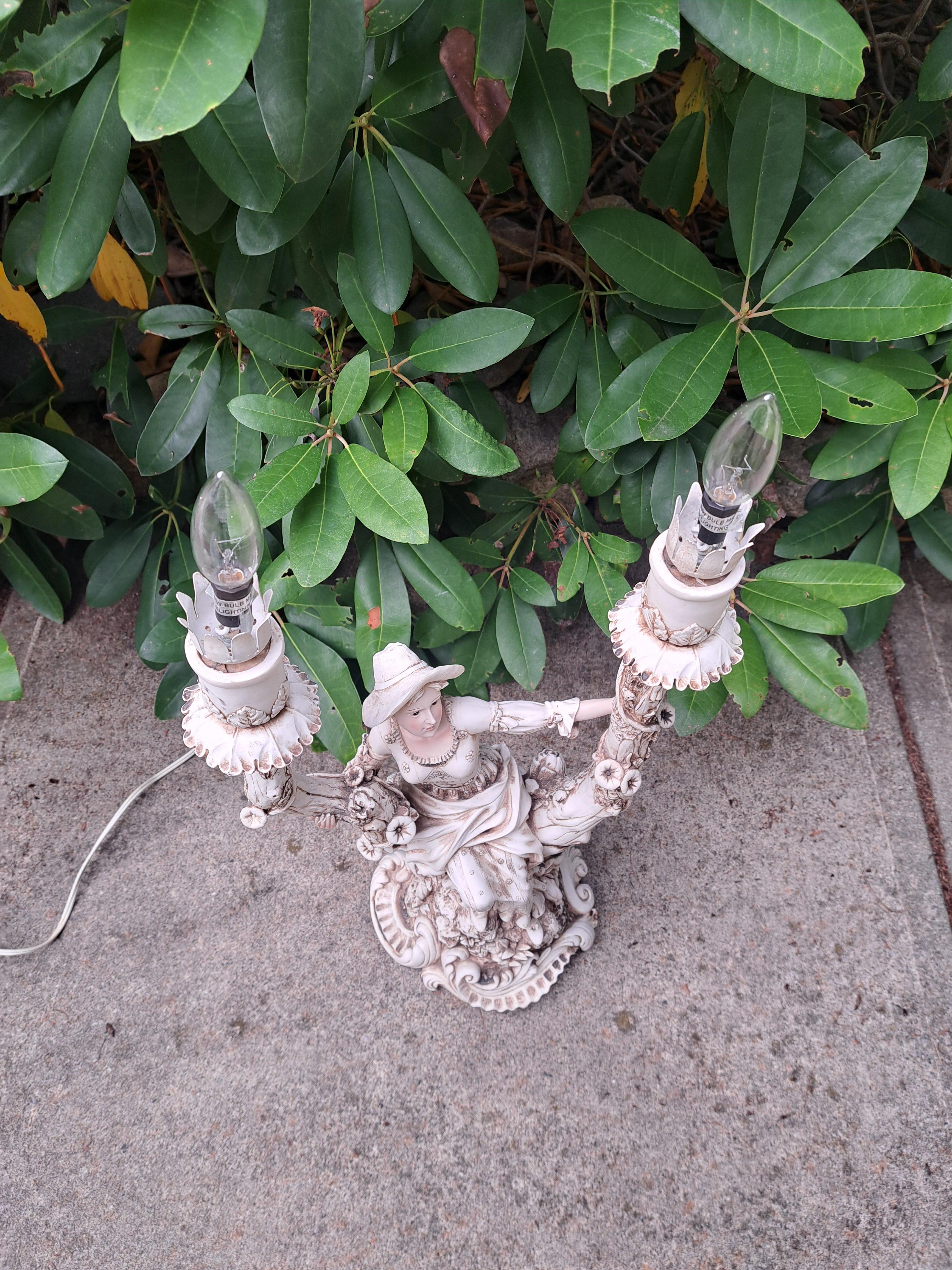 Lampe de table à deux lumières Vintage Figural Sitting Maiden Bon état - En vente à East Freetown, MA