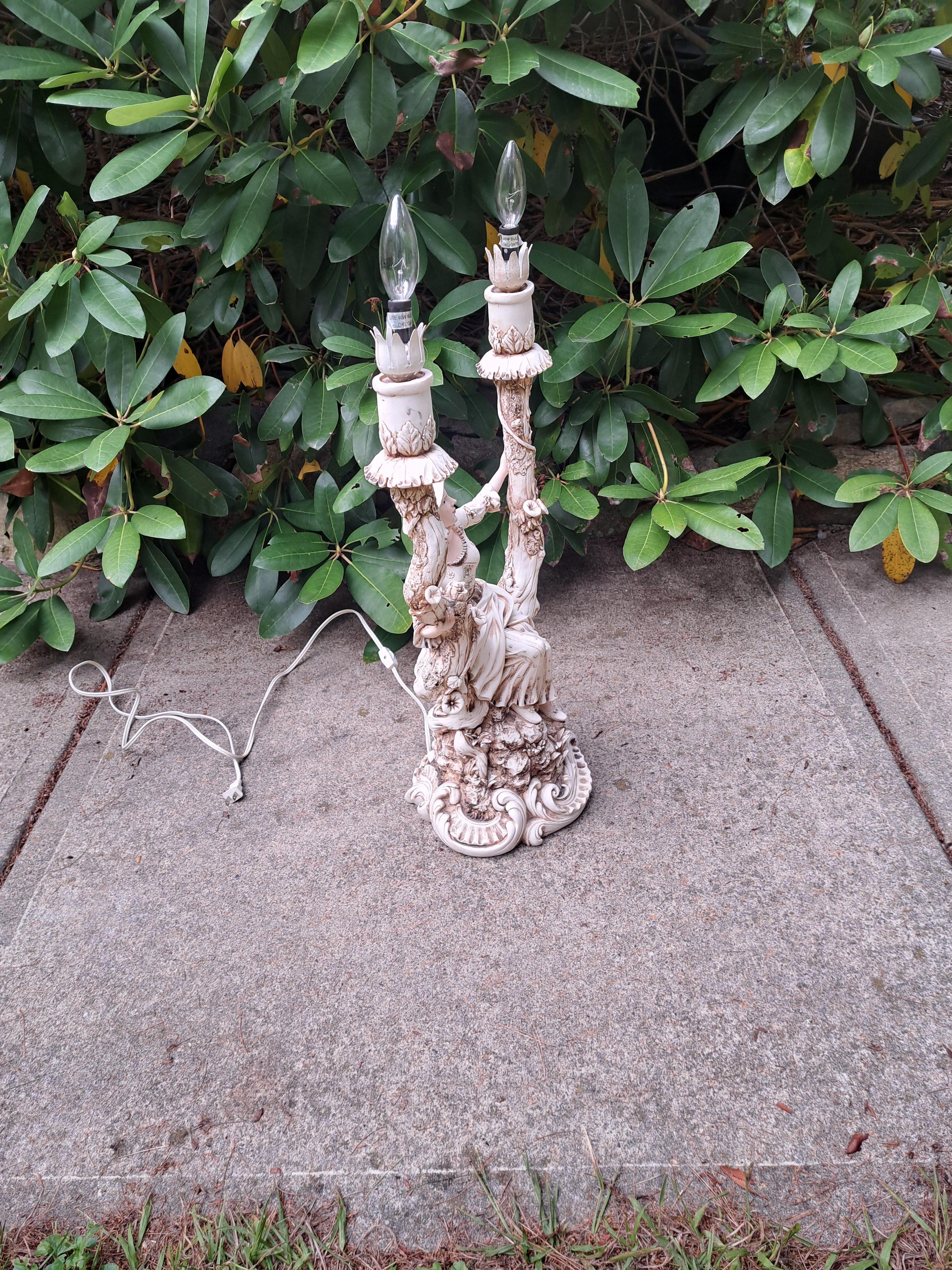 20ième siècle Lampe de table à deux lumières Vintage Figural Sitting Maiden en vente