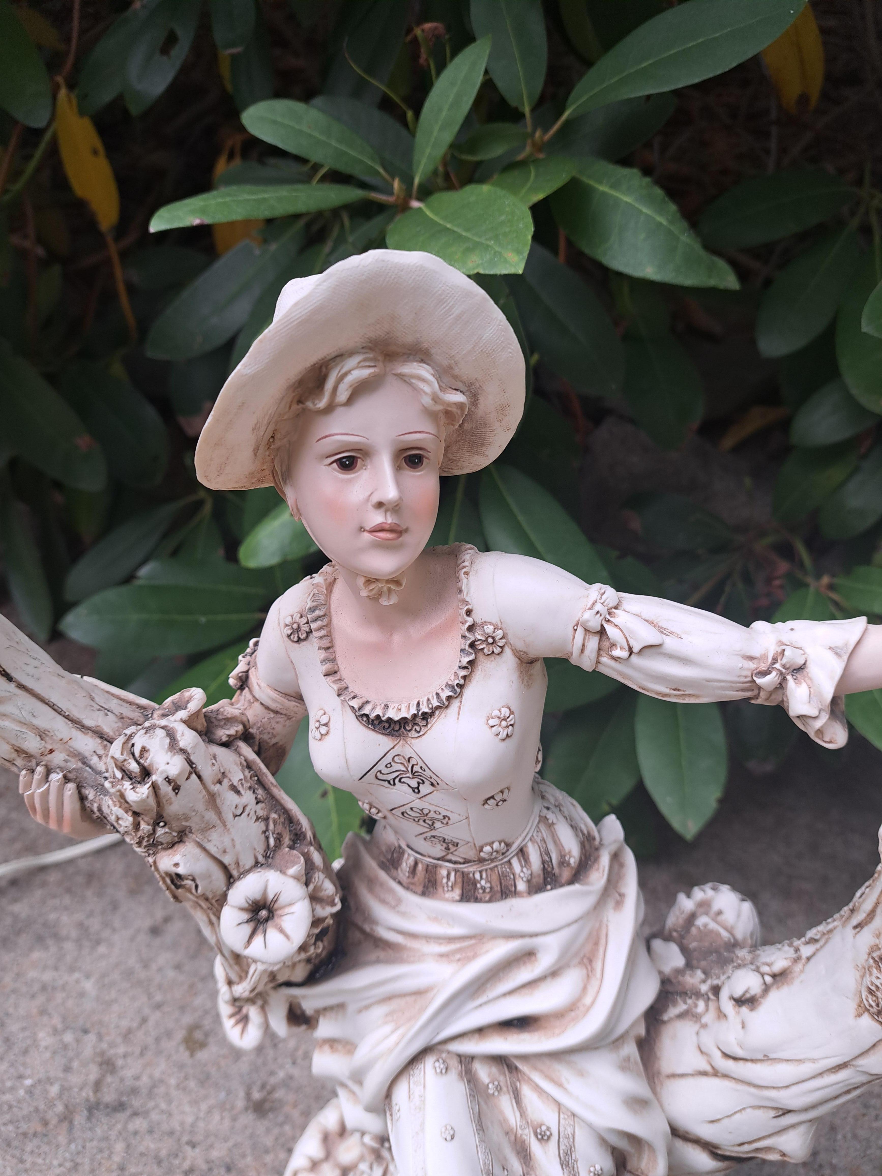 Verre Lampe de table à deux lumières Vintage Figural Sitting Maiden en vente