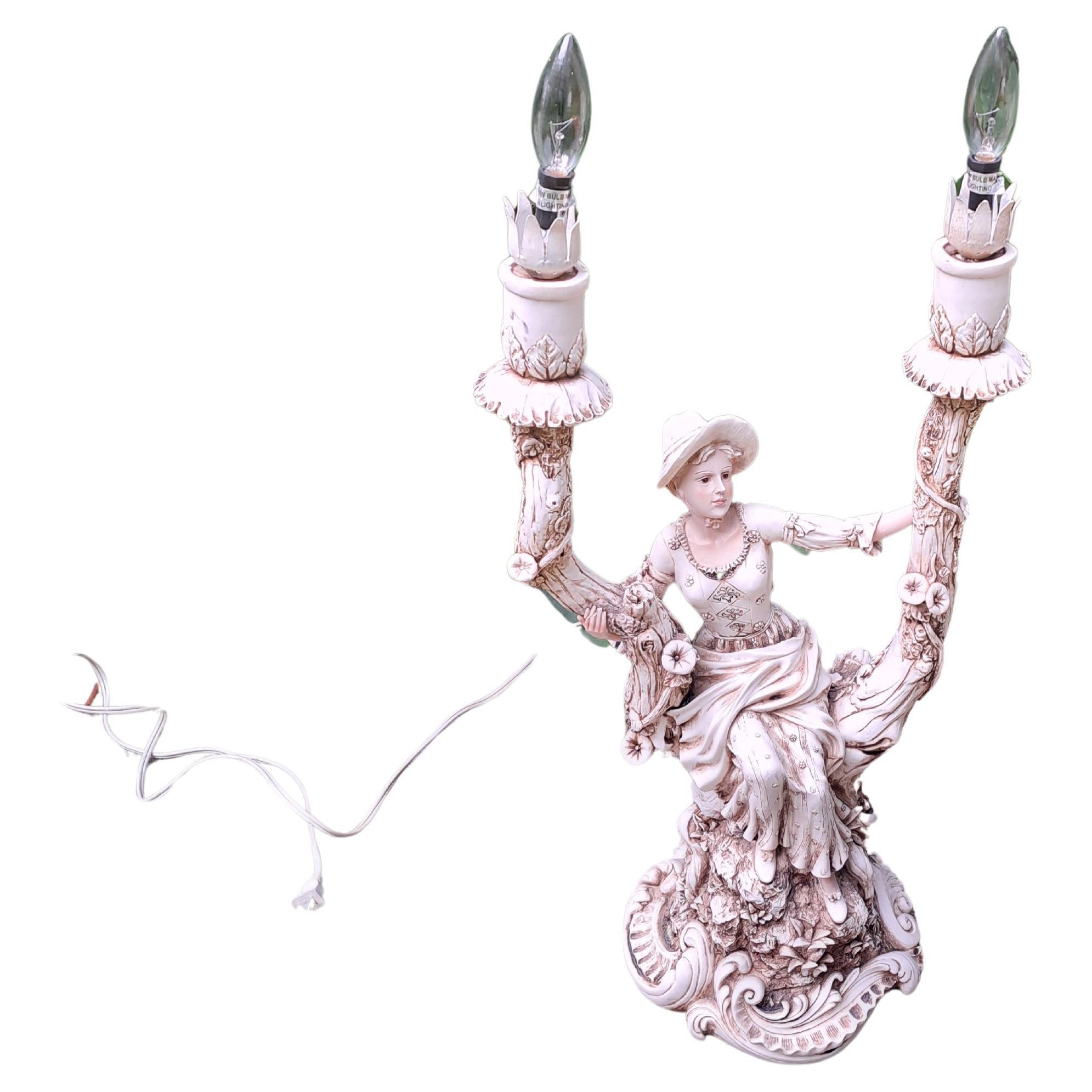 Lampe de table à deux lumières Vintage Figural Sitting Maiden en vente 1