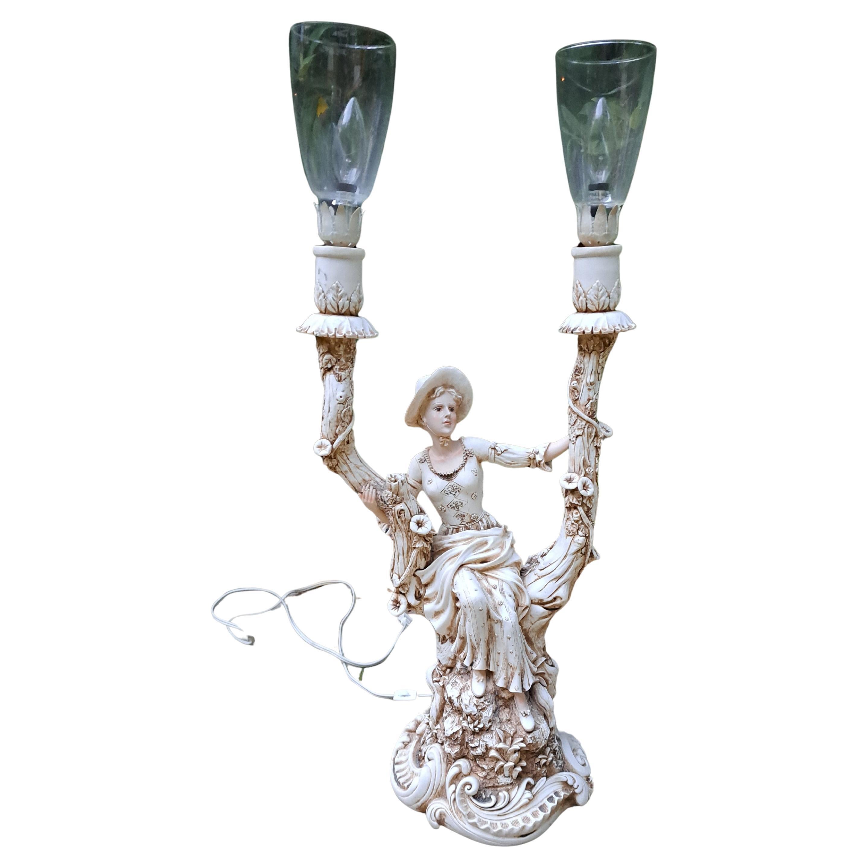 Lampe de table à deux lumières Vintage Figural Sitting Maiden en vente
