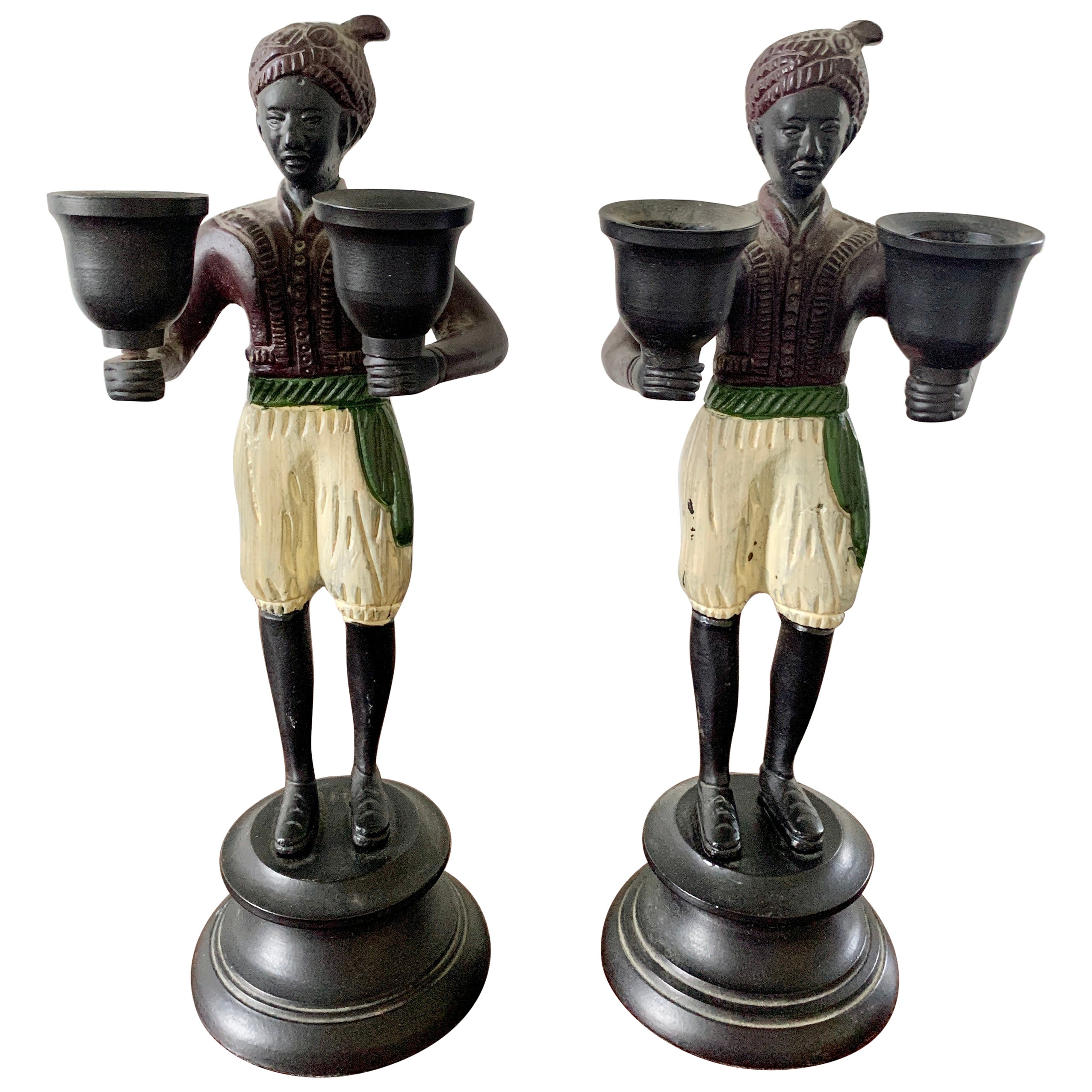 Pareja de portavelas figurativos vintage de bronce fundido