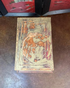 Mesa vintage figurativa de cuero italiano para apilar libros