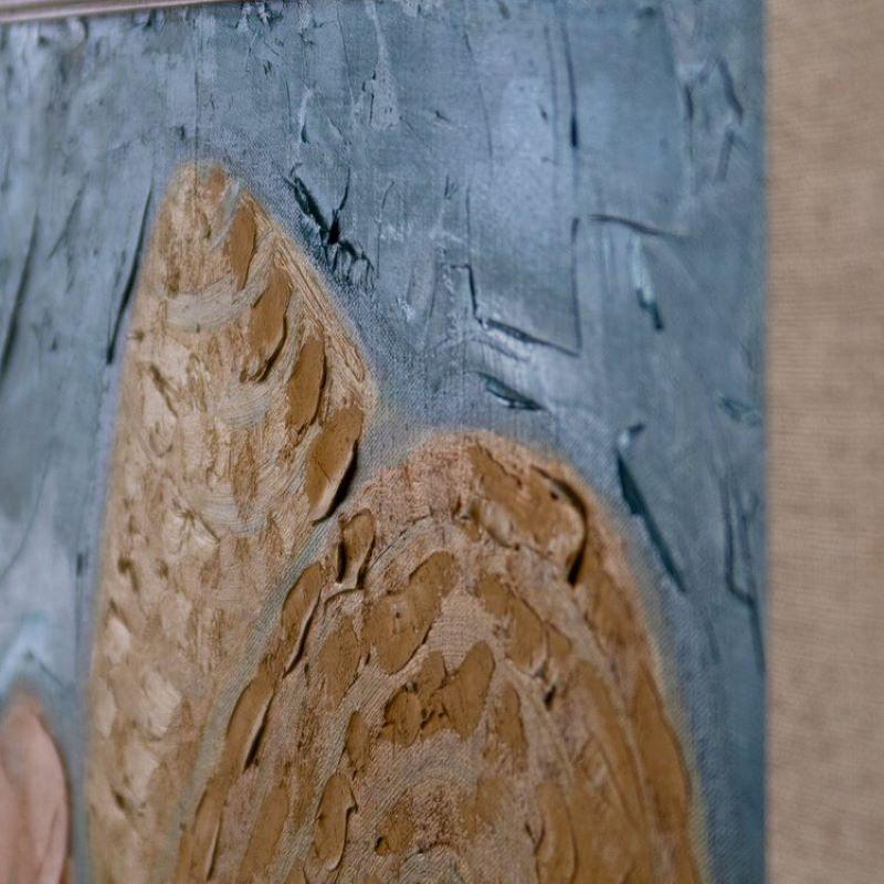 Cette peinture à l'huile signée représente une scène poignante d'un personnage solitaire assis sur le sol. La personne ne porte qu'un short rouge vif et un chapeau de paille, qui protège son visage et ses yeux du soleil. Les bras tendrement enroulés
