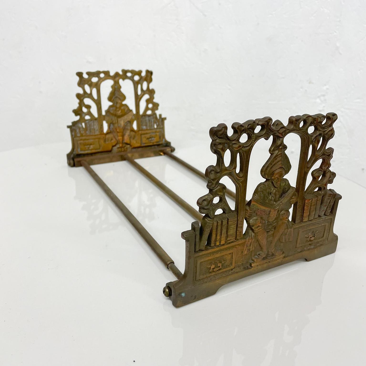 Expandable book holder.
Vintage figurative scholar expanding book holder stand patinated brass foldable.
Scholar figure reading book.
Patinated. Preowned original vintage unrestored condition.
Refer to images.
Measures: 6.5 D x 5 H x 13.25 W