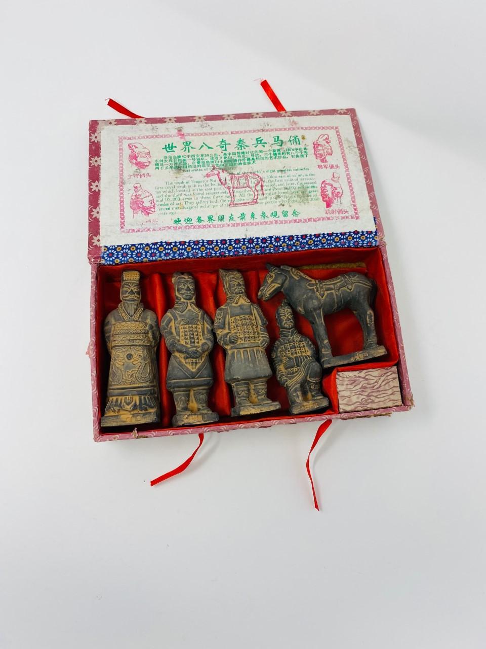 Vintage-Figurensatz von Miniatur-Terrakotta-Kriegern aus Xian, China im Angebot 6