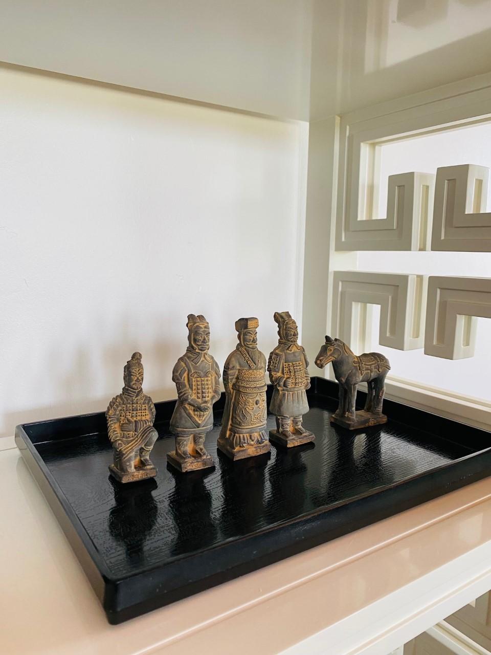 Vintage-Figurensatz von Miniatur-Terrakotta-Kriegern aus Xian, China im Zustand „Gut“ im Angebot in San Diego, CA