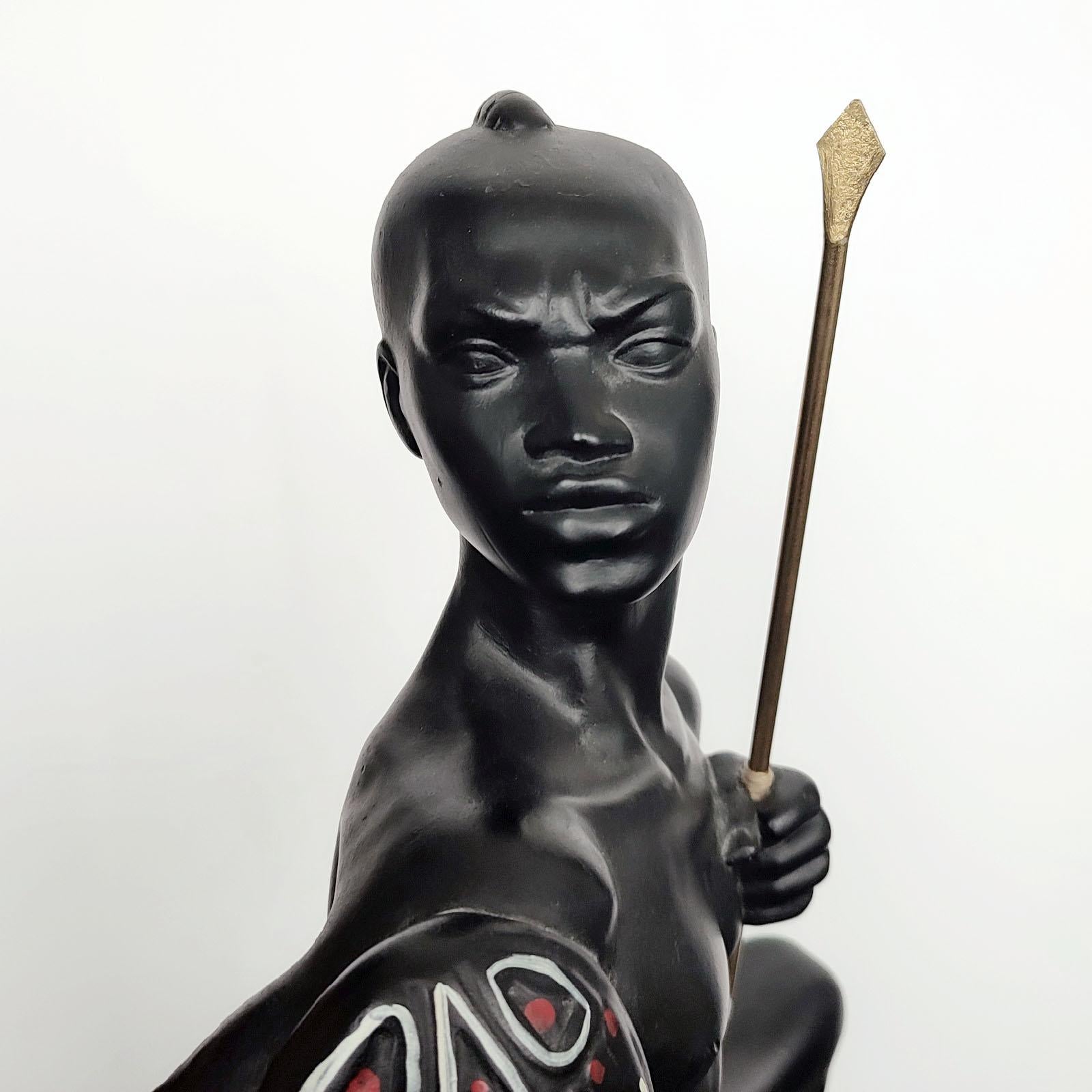 Figurita vintage de un guerrero africano con lanza y escudo Yeso en venta