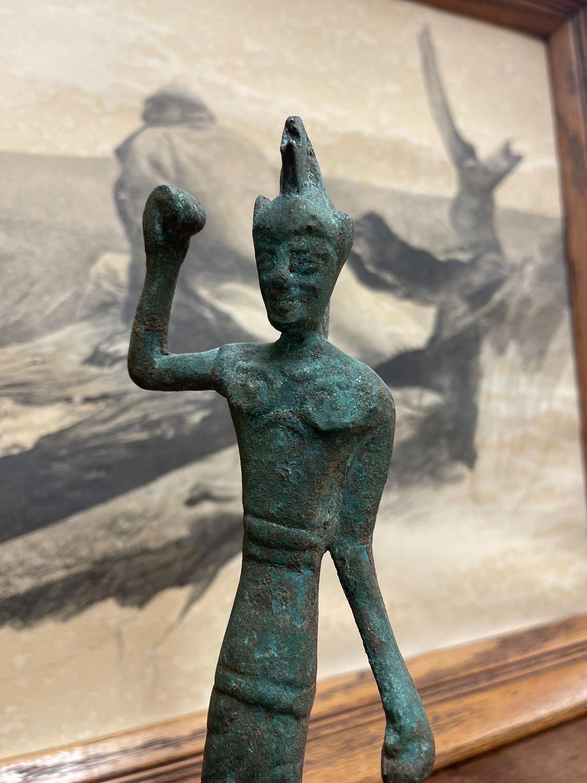 Scultura vintage di guerriero con base. In condizioni buone in vendita a Seattle, WA