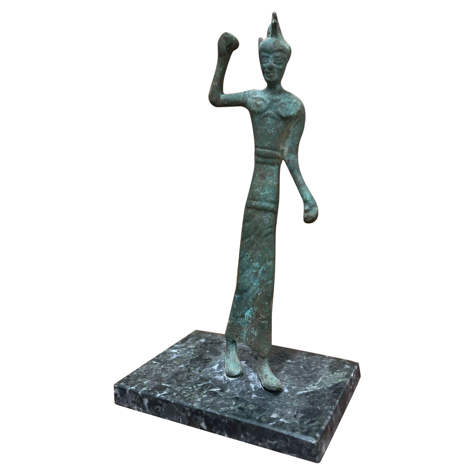 Vintage-Figurenskulptur eines Kriegers mit Sockel.