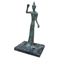 Scultura vintage di guerriero con base.