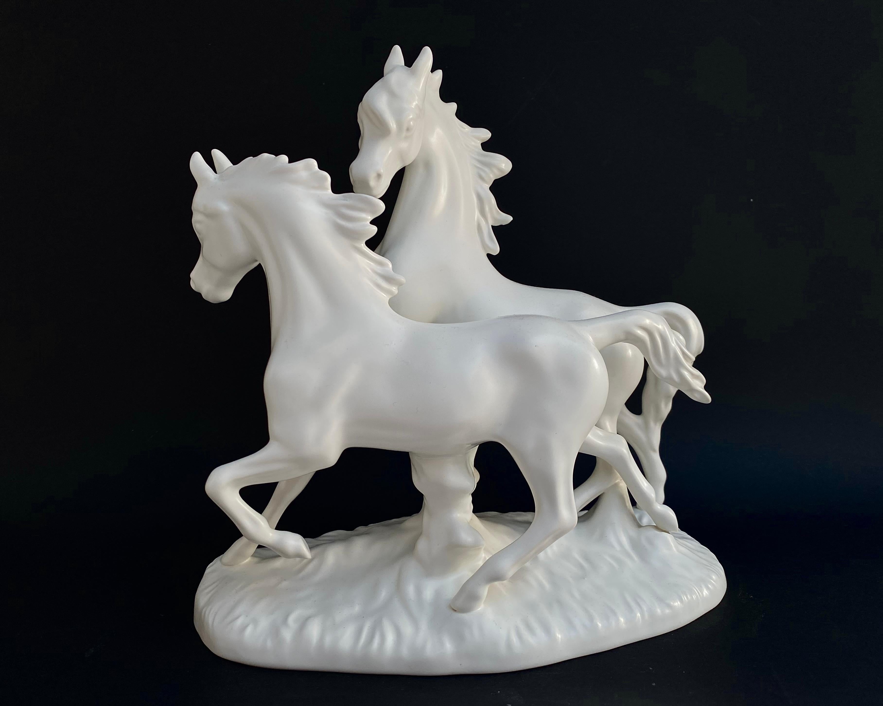 Luxueuse composition en porcelaine biscuit de collection 