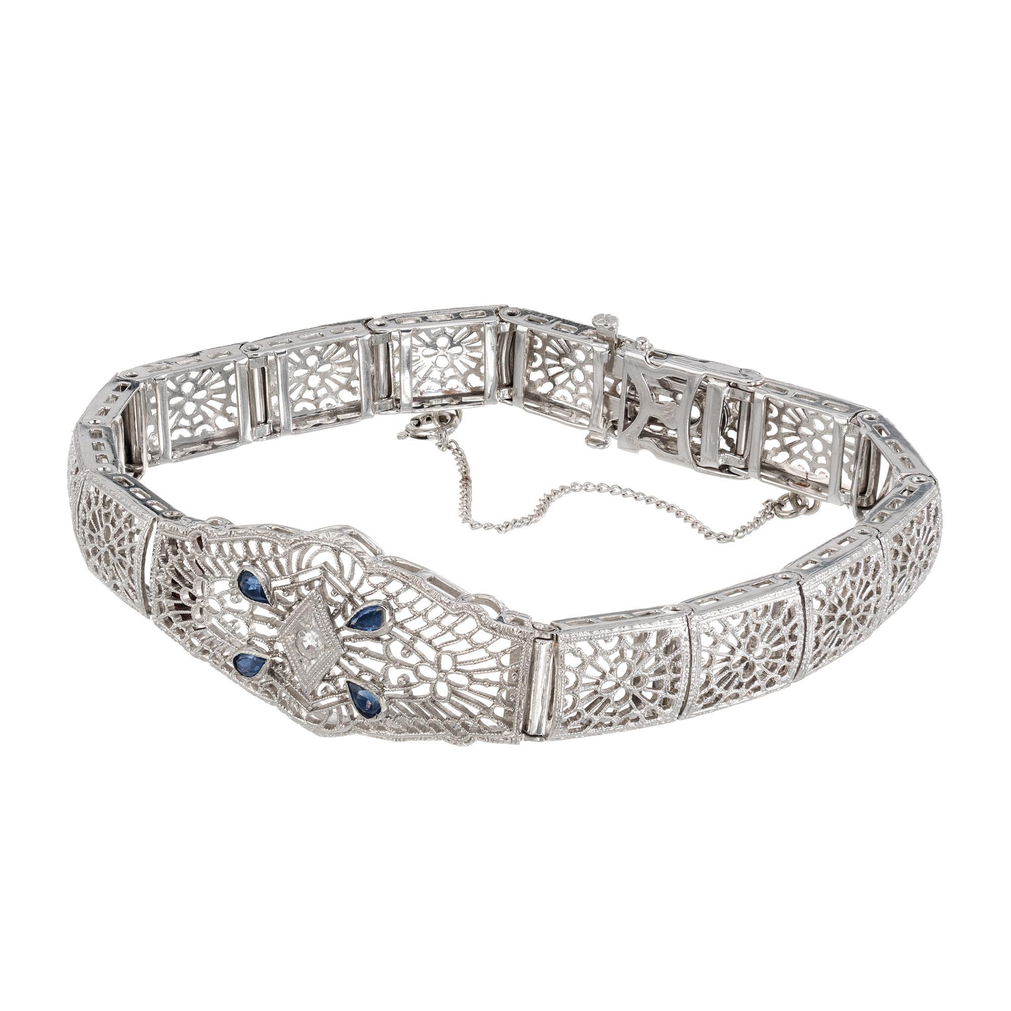 Strahlen Sie Eleganz aus mit diesem filigranen Armband aus 14 Karat Weißgold mit Scharnier und Sicherheitskette an der Unterseite. CIRCA 1930-1940. Eine harmonische Mischung aus Raffinesse und Anmut. Dieses exquisite Stück ist mit einem runden