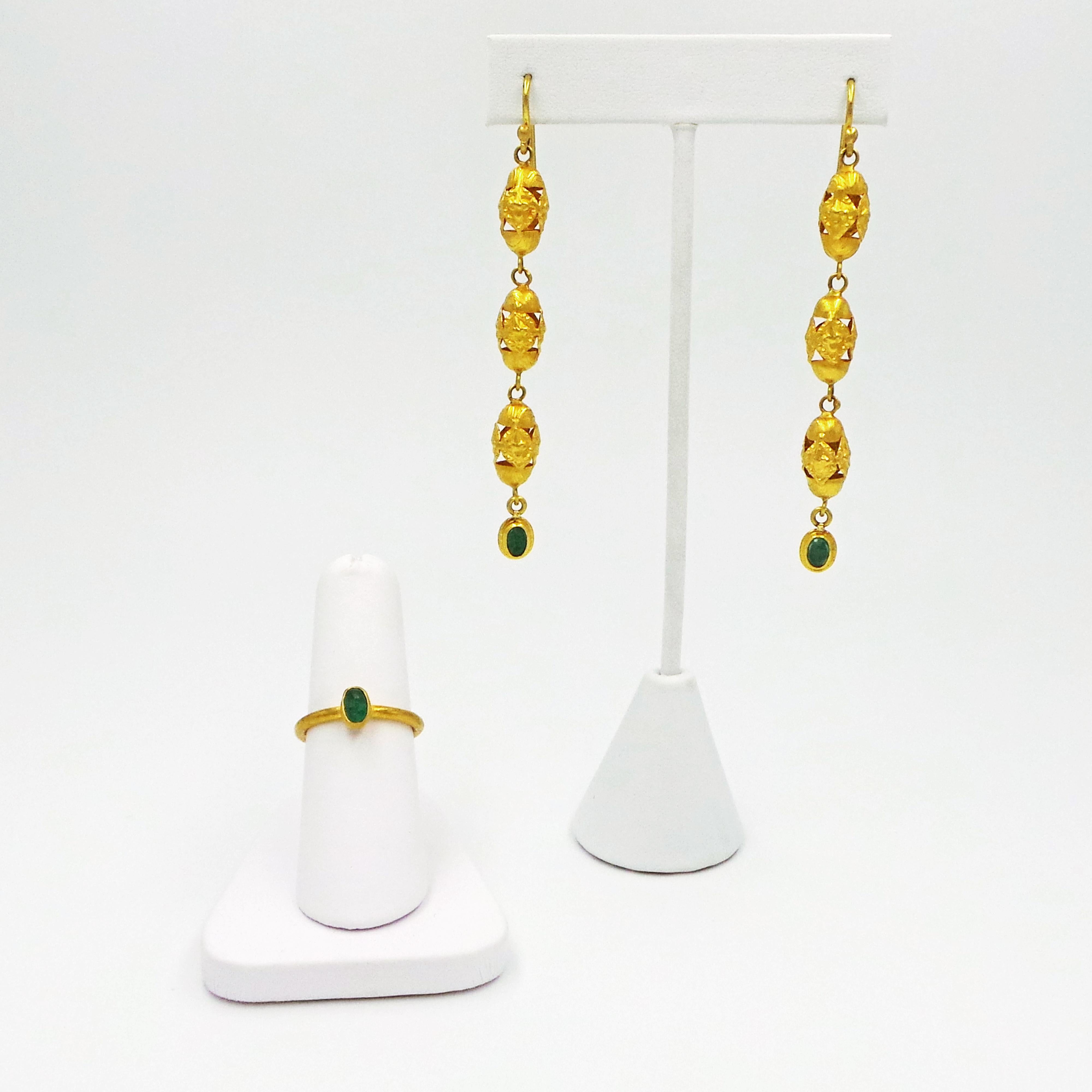 Emerald and 22 Karat Gold Vintage Filigree Dangle Earring and Ring Set For Sale 4