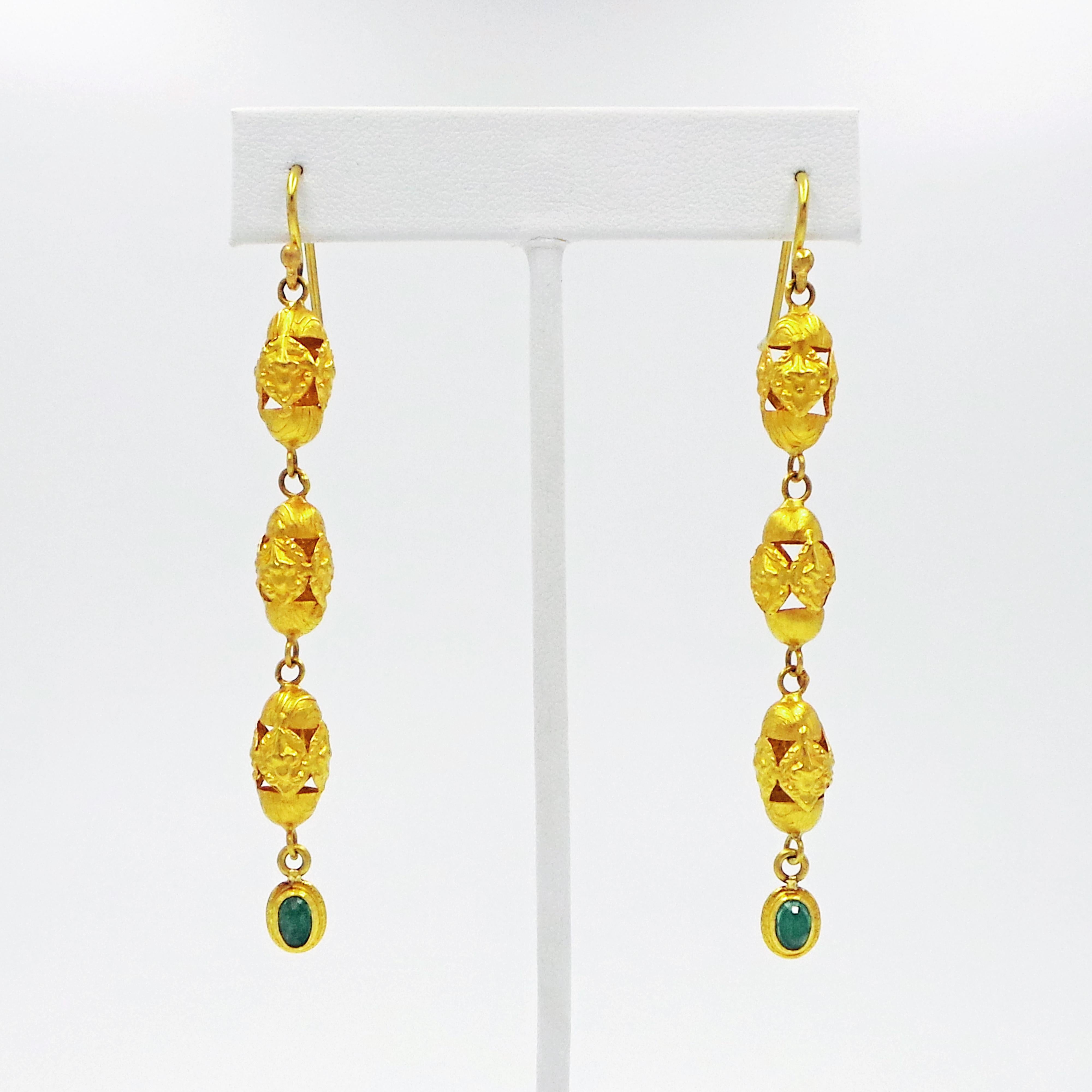 Emerald and 22 Karat Gold Vintage Filigree Dangle Earring and Ring Set For Sale 1