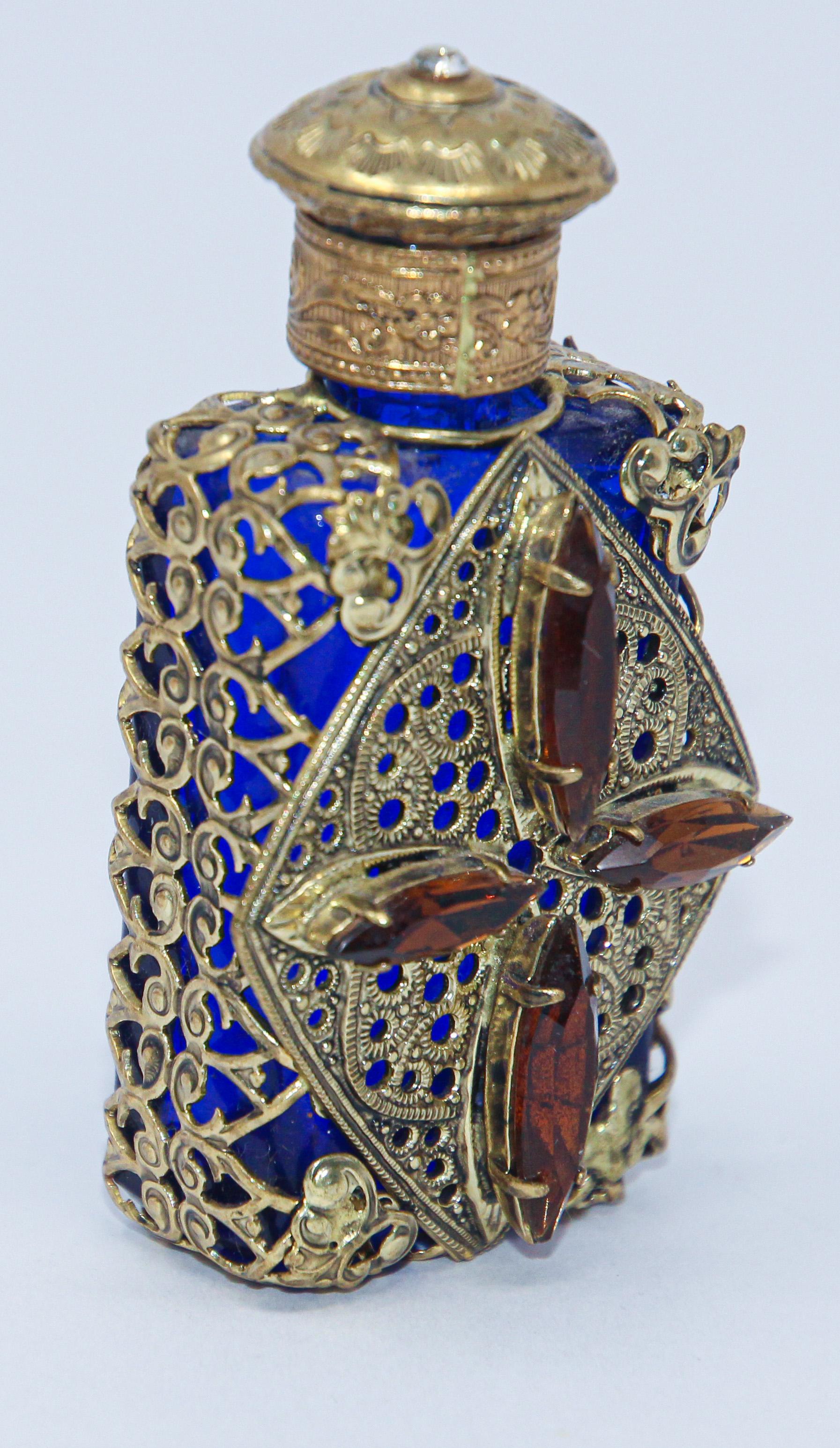 Vintage Filigree Blue Ormolu Collectible Glass Perfume Bottle Bon état à North Hollywood, CA