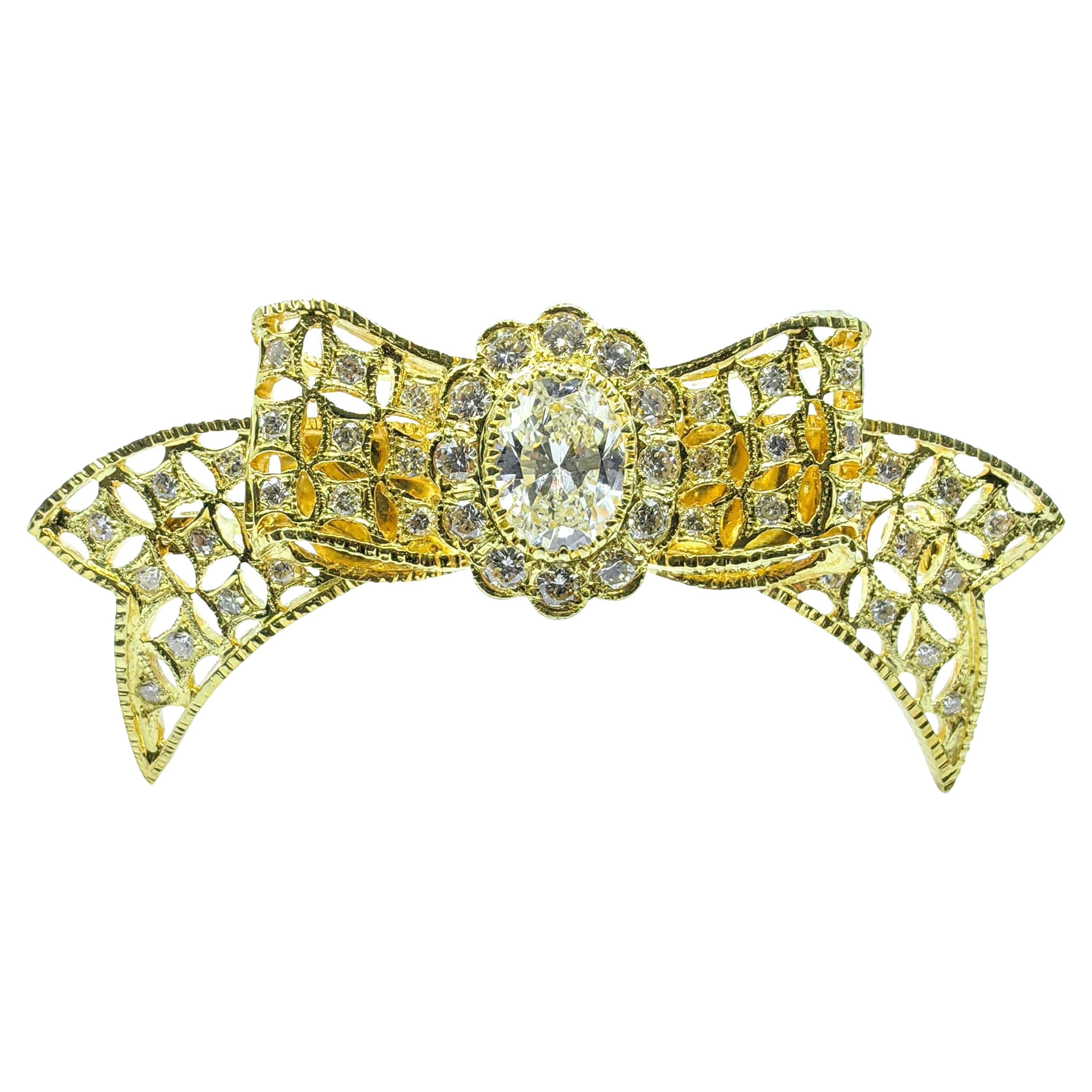 Broche vintage de filigrana con lazo de diamantes talla oval de 1,43 quilates en oro amarillo de 14 quilates en venta