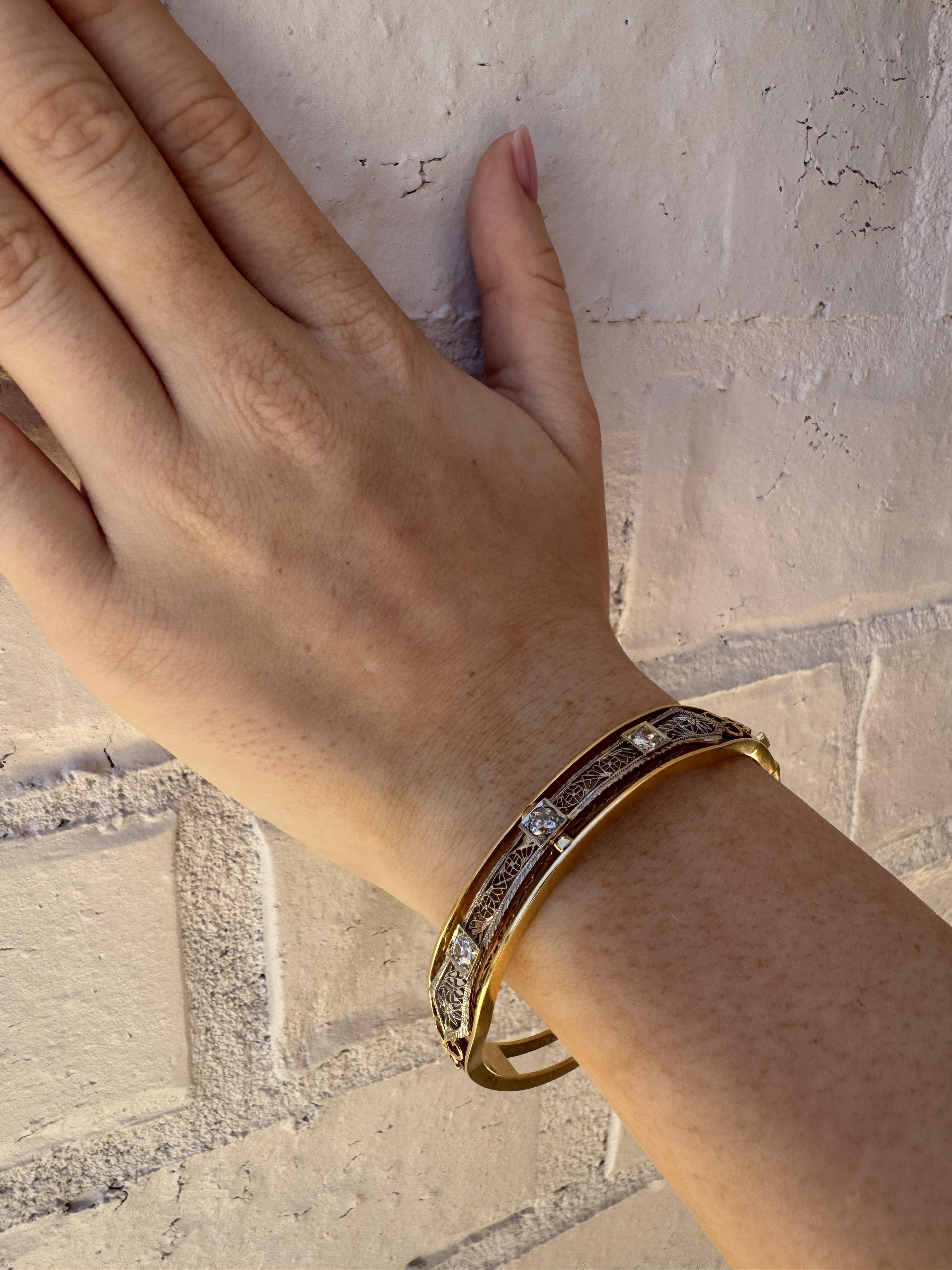 Wir lieben diese Umbauten immer!!
Sie sind eine gute Möglichkeit, einem alten Stück neues Leben einzuhauchen.
Dieses Armband wurde wahrscheinlich in den 1980er Jahren unter Verwendung einer Brosche aus den 1920er bis 1930er Jahren