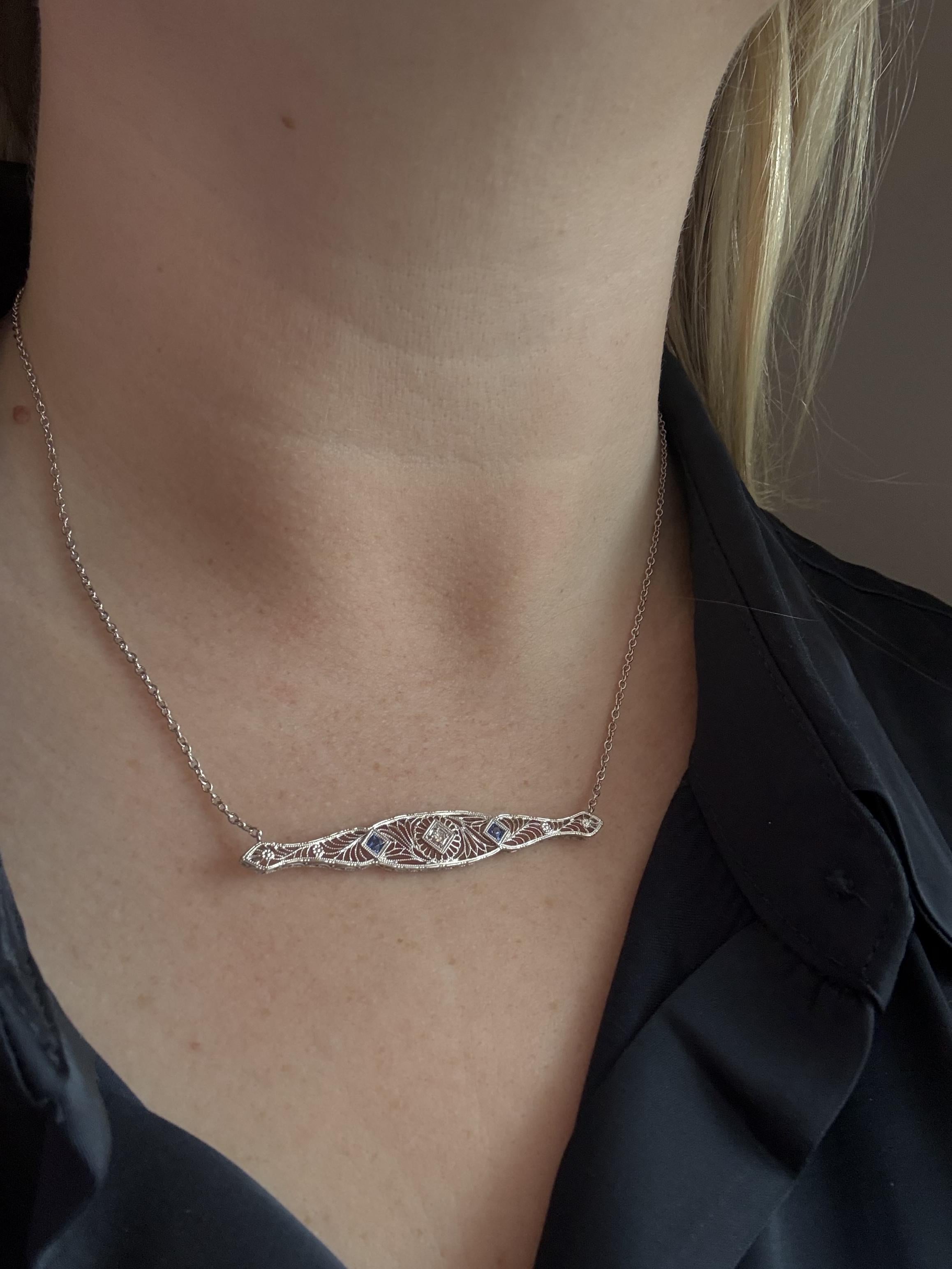 Ci piace sempre convertire pezzi vintage come questo!!!

Dettagli della collana
Materiale: Oro bianco 14K
Epoca: Art Deco 1920 - 1940
Peso: 4.5 grammi
Lunghezza del ciondolo: 2 1/4 di pollice
Larghezza del ciondolo: 3/8 di pollice
Lunghezza della