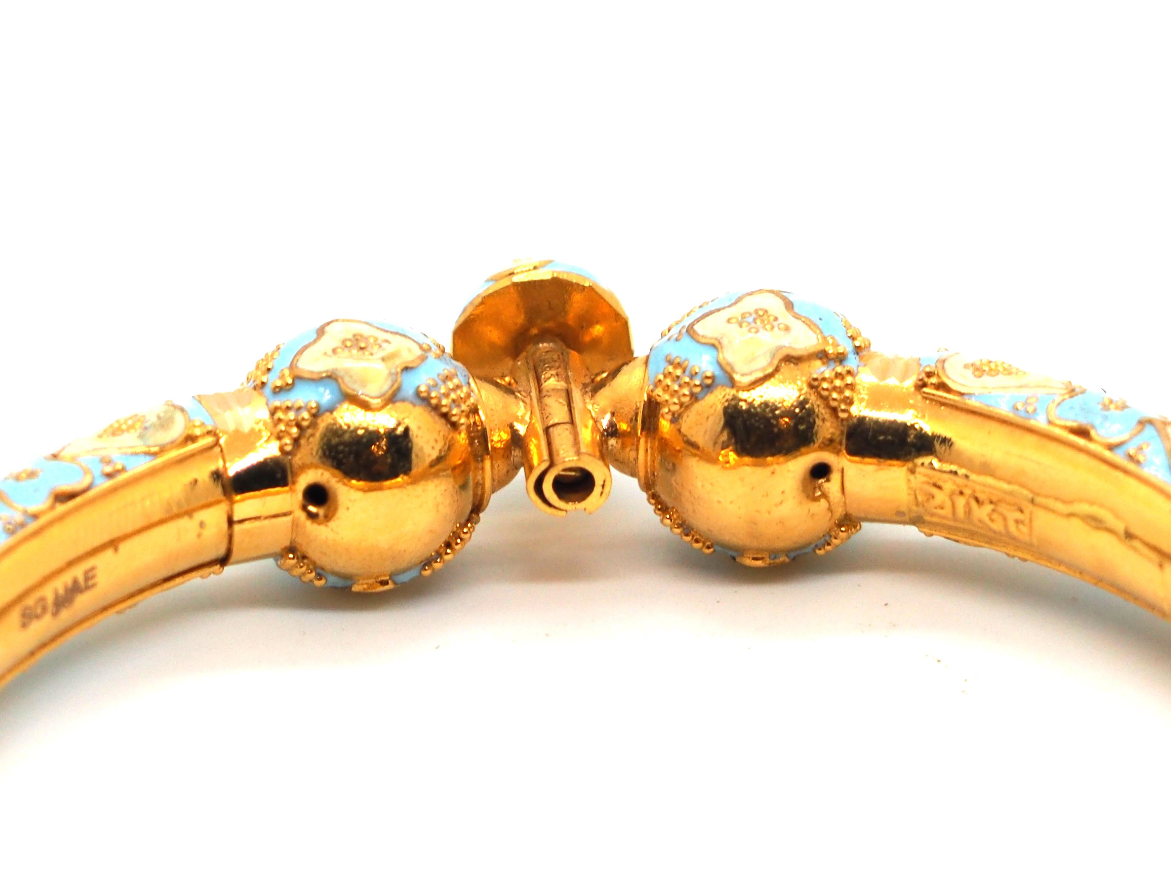 Bracelet oriental Bracelet en émail (pour un ensemble, une remise de 20 % sera appliquée).

Bracelet en or jaune 21 carats décoré de filigranes. 

Sur les deux faces, l'or est serti de deux boules et de contreparties de formes géométriques en émail,