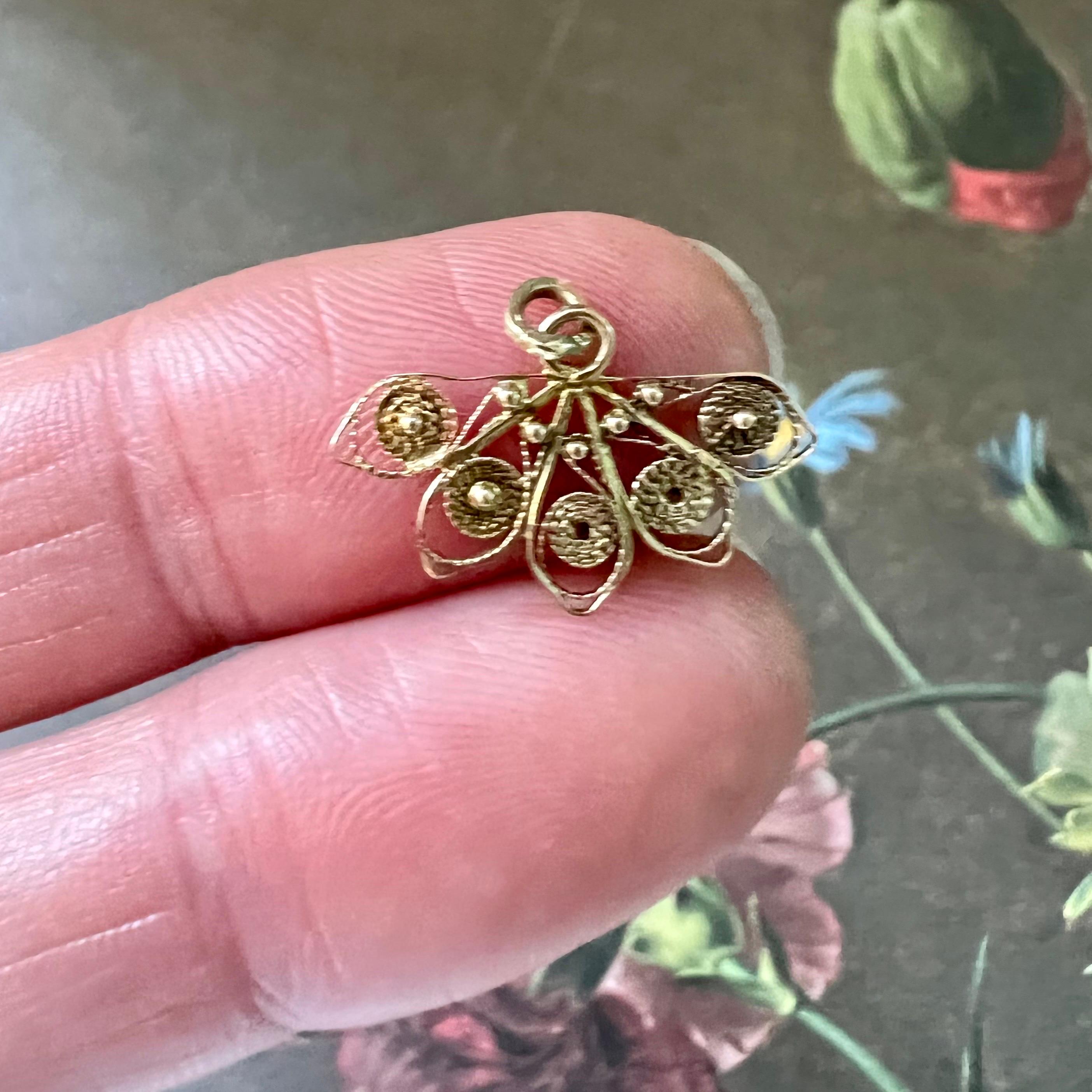 Mid-Century Filigree Fan and 14 Karat Gold Charm Pendant In Good Condition For Sale In Rotterdam, NL