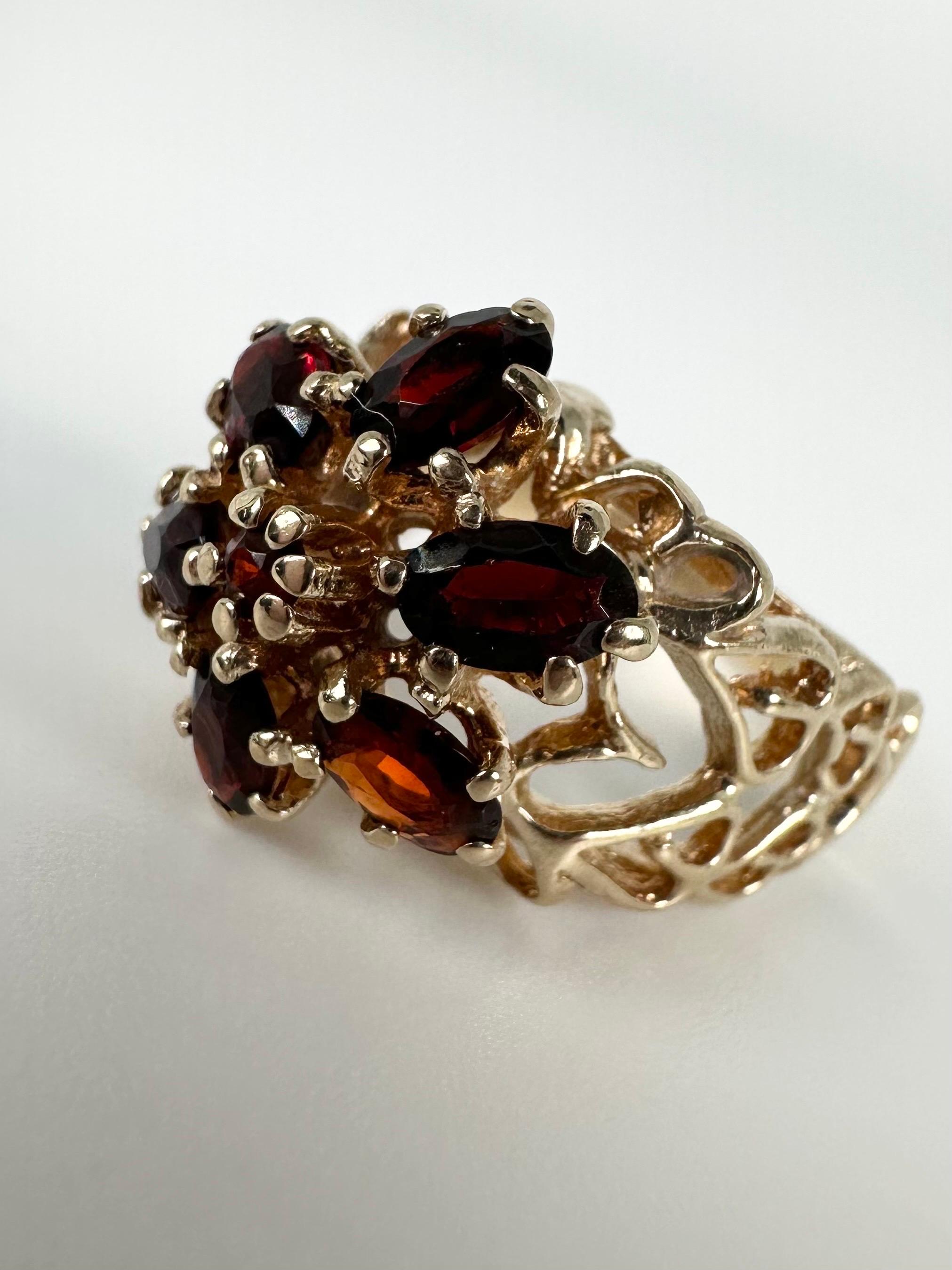 Einzigartiger Designerring mit drei Reihen von Baguette-Diamanten und blauen Saphiren aus 14 Kt Weißgold.
Lustiger, leuchtender Sommerring mit Granaten aus 10KT Gelbgold. Alle natürlichen Granate in filigraner Vintage-Fassung.

GOLD: 10KT