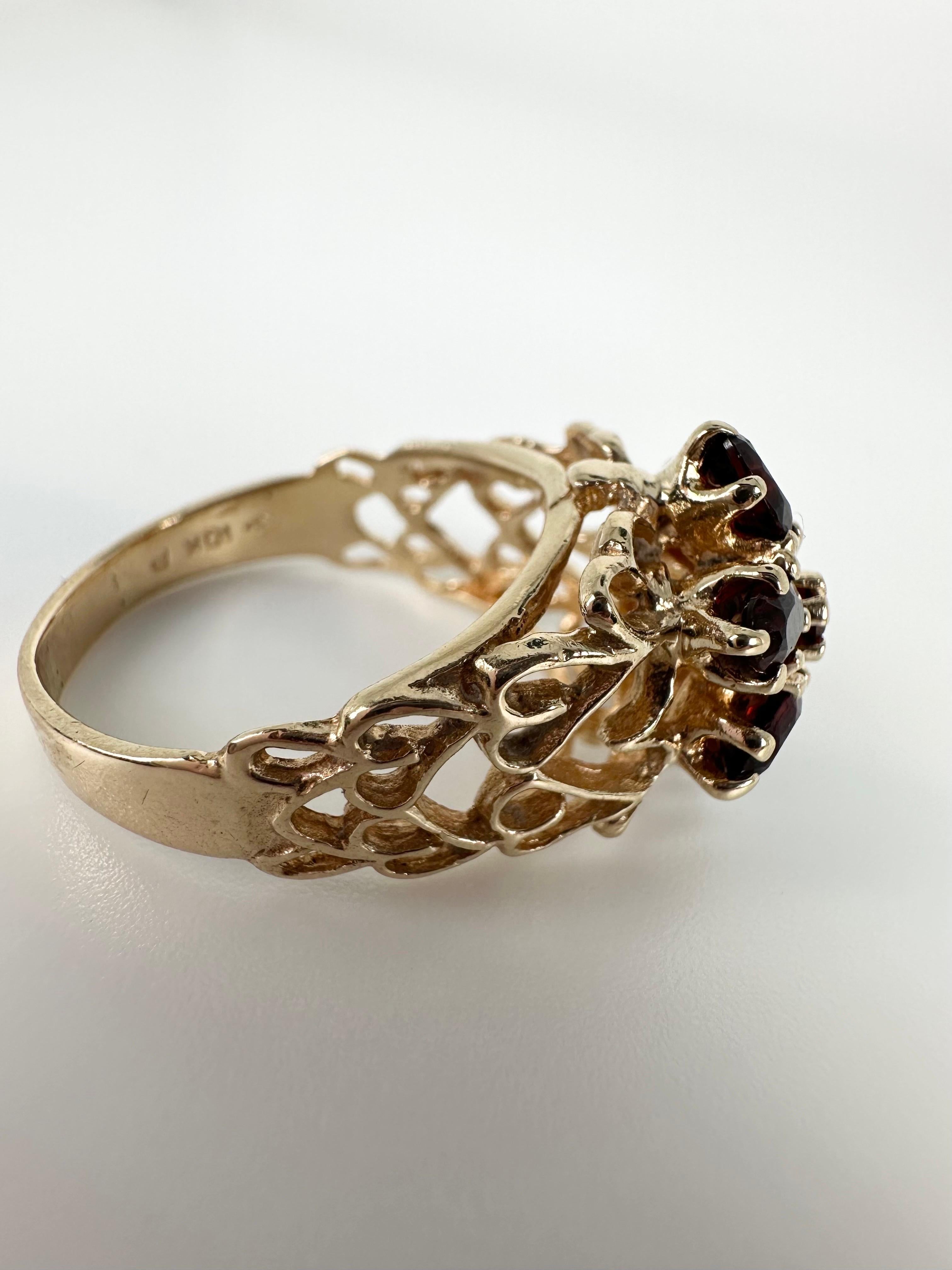 Vintage Filigree Garnet gemstone ring 10KT yellow gold Excellent état - En vente à Jupiter, FL