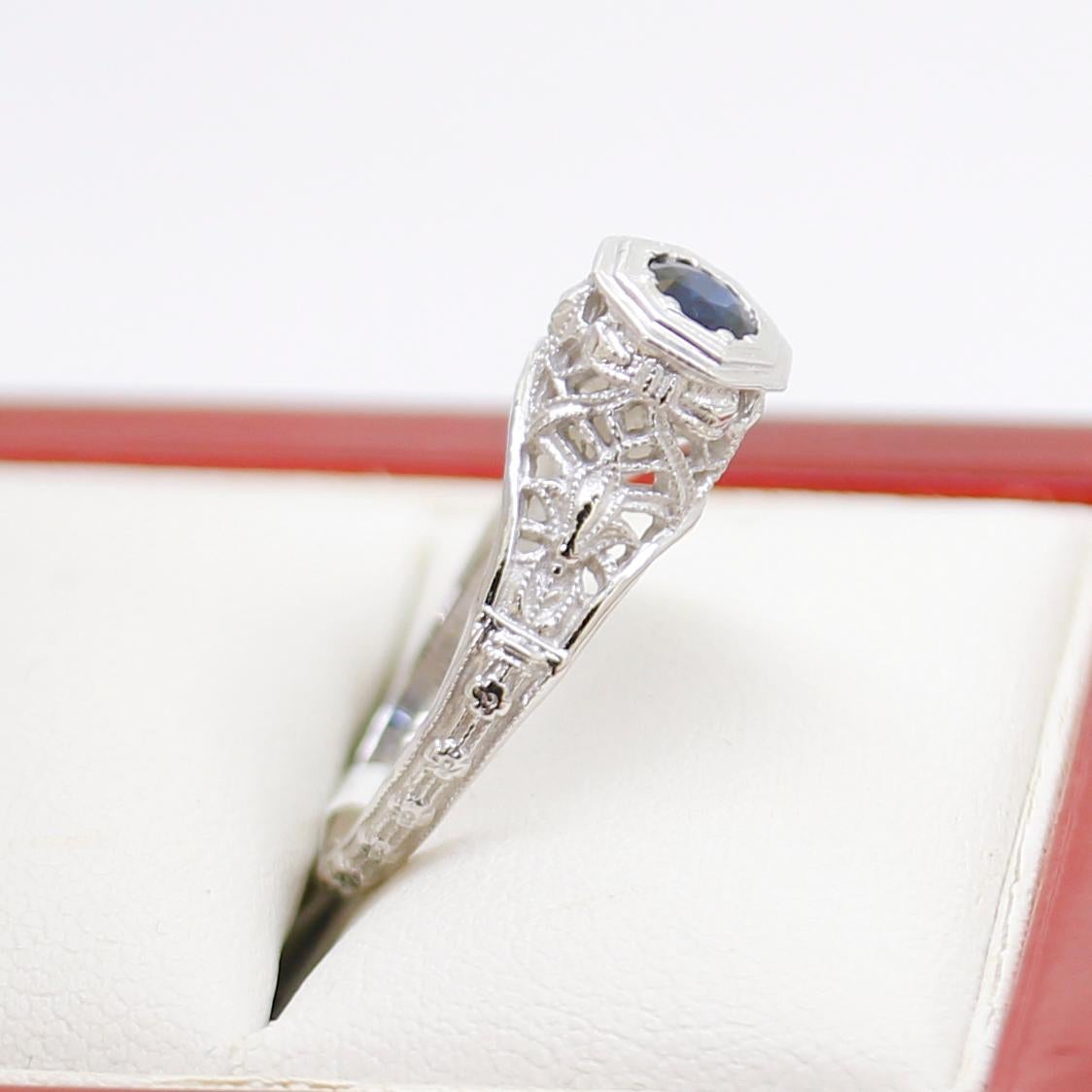 Vintage Filigree Sapphire Engagement Ring In Good Condition For Sale In BALMAIN, NSW