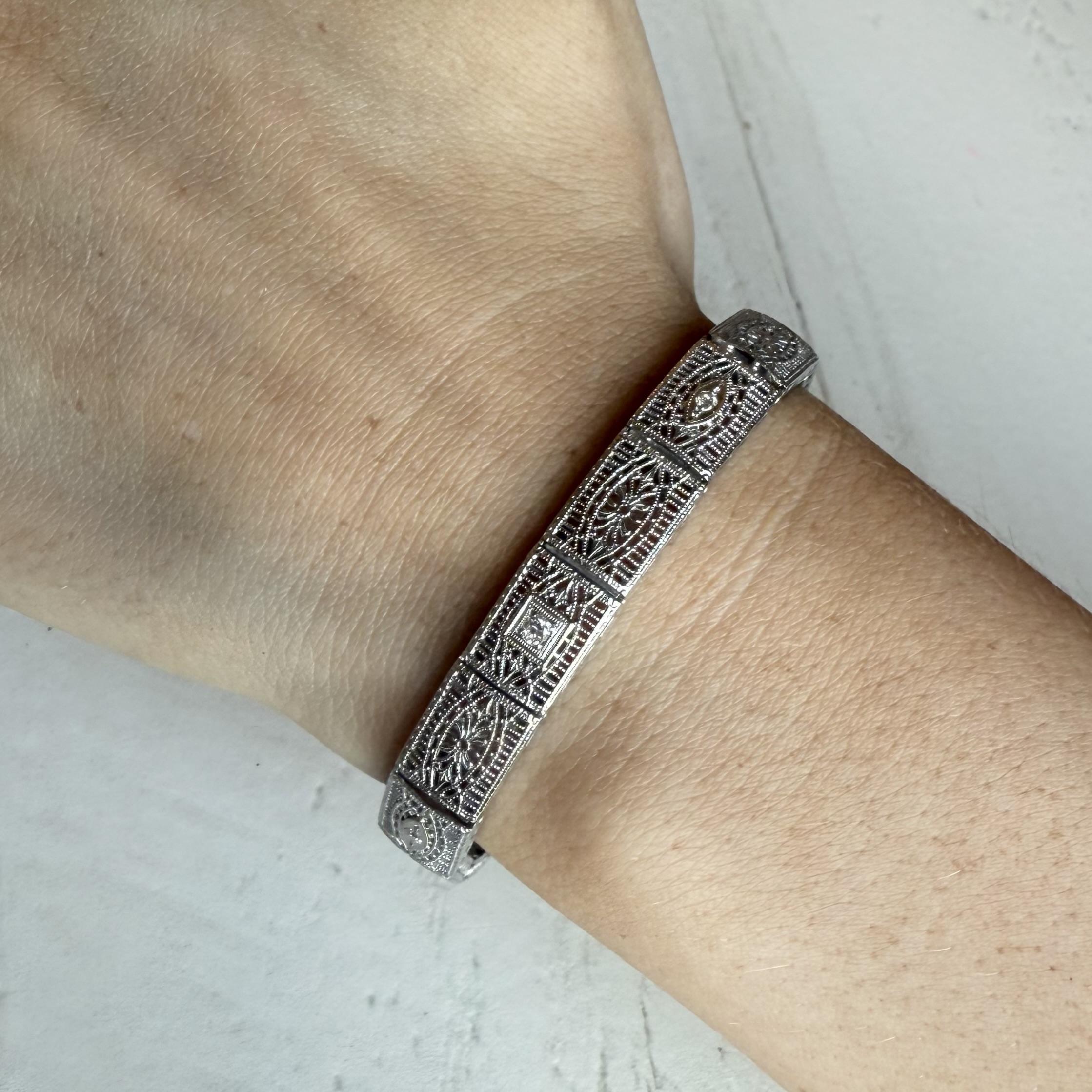 Nous aimons toujours les bracelets de ce type !

Détails du bracelet
MATERIAL : Partie inférieure en or blanc 14 carats ; partie supérieure en platine
Époque : Art déco 1920 - 1940
Largeur : 8,3 mm
Poids : 13,6 grammes
Longueur : 7 pouces
Peut être