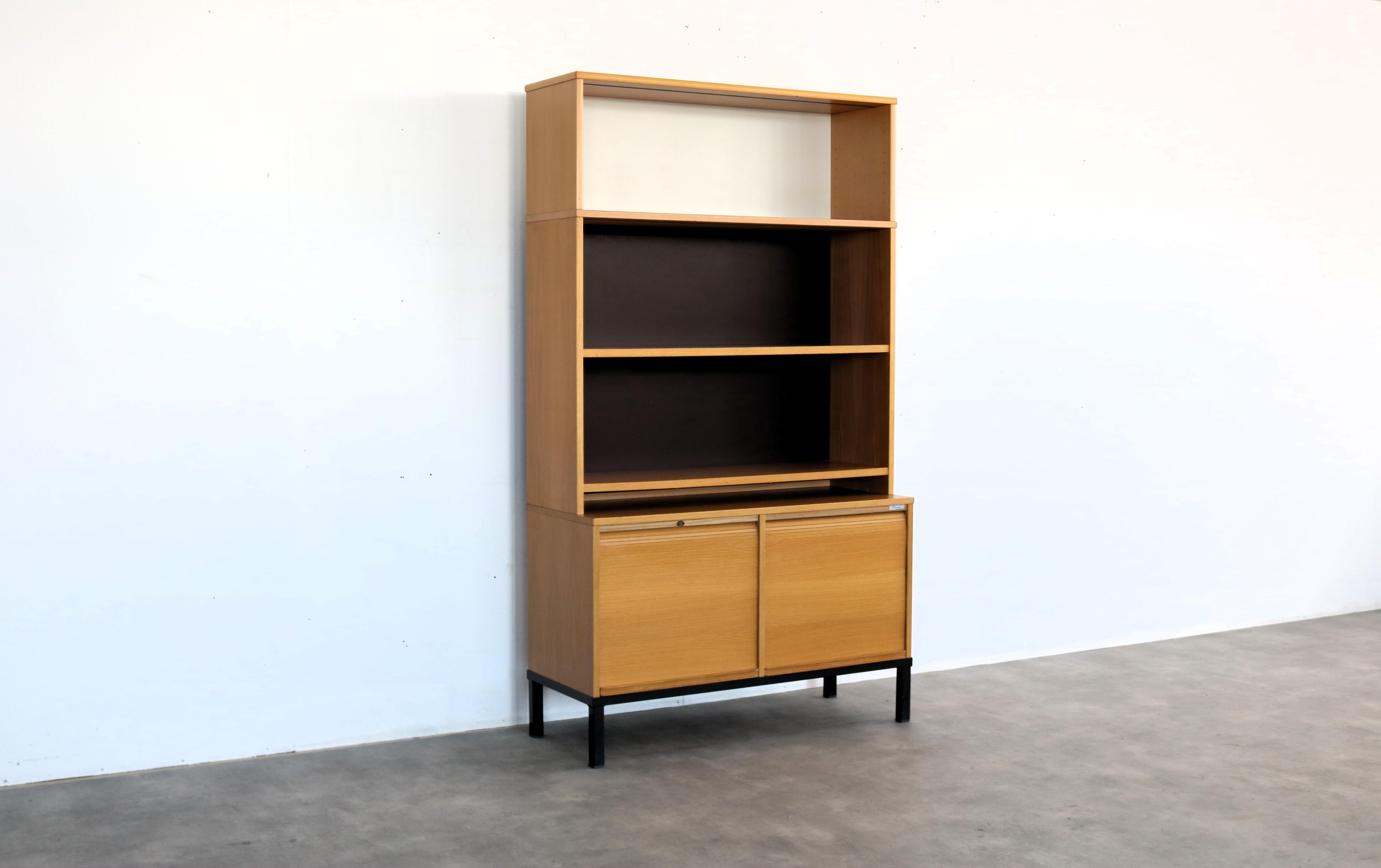 vintage filing cabinet  bookcase  Kinnarps  Swedish In Good Condition For Sale In Lemmer, NL
