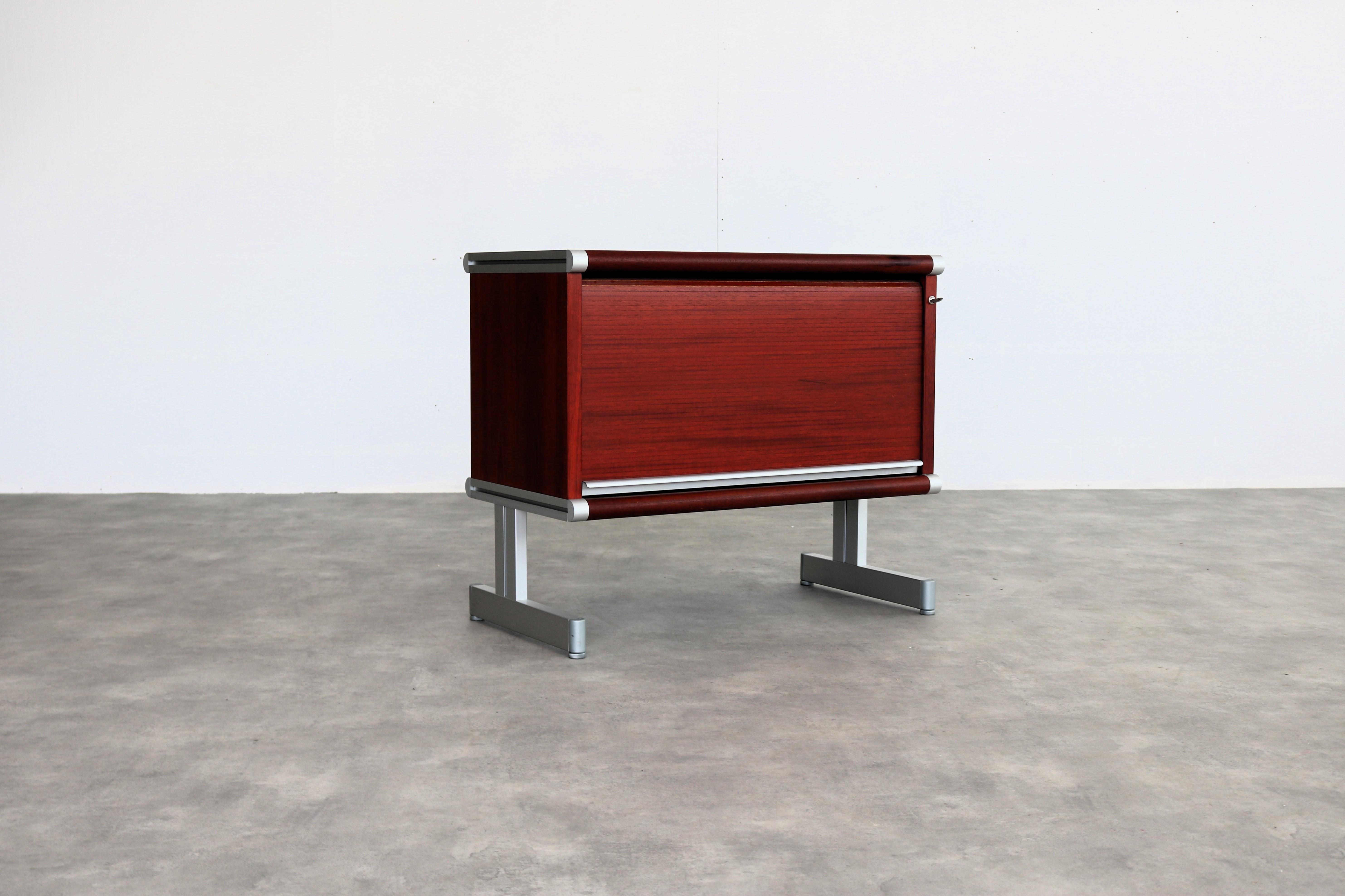 Classeur vintage  cabinet  mobilier de bureau  1970s

Période  1970s
Design  Inconnu  Suède
Condit  Bon  Signes d'usure mineurs
Taille  73 x 84 x 45 cm (H x L x P)

Détails  Bois ; Aluminium ; Métal ; Mobilier de bureau assorti disponible ;

Numéro