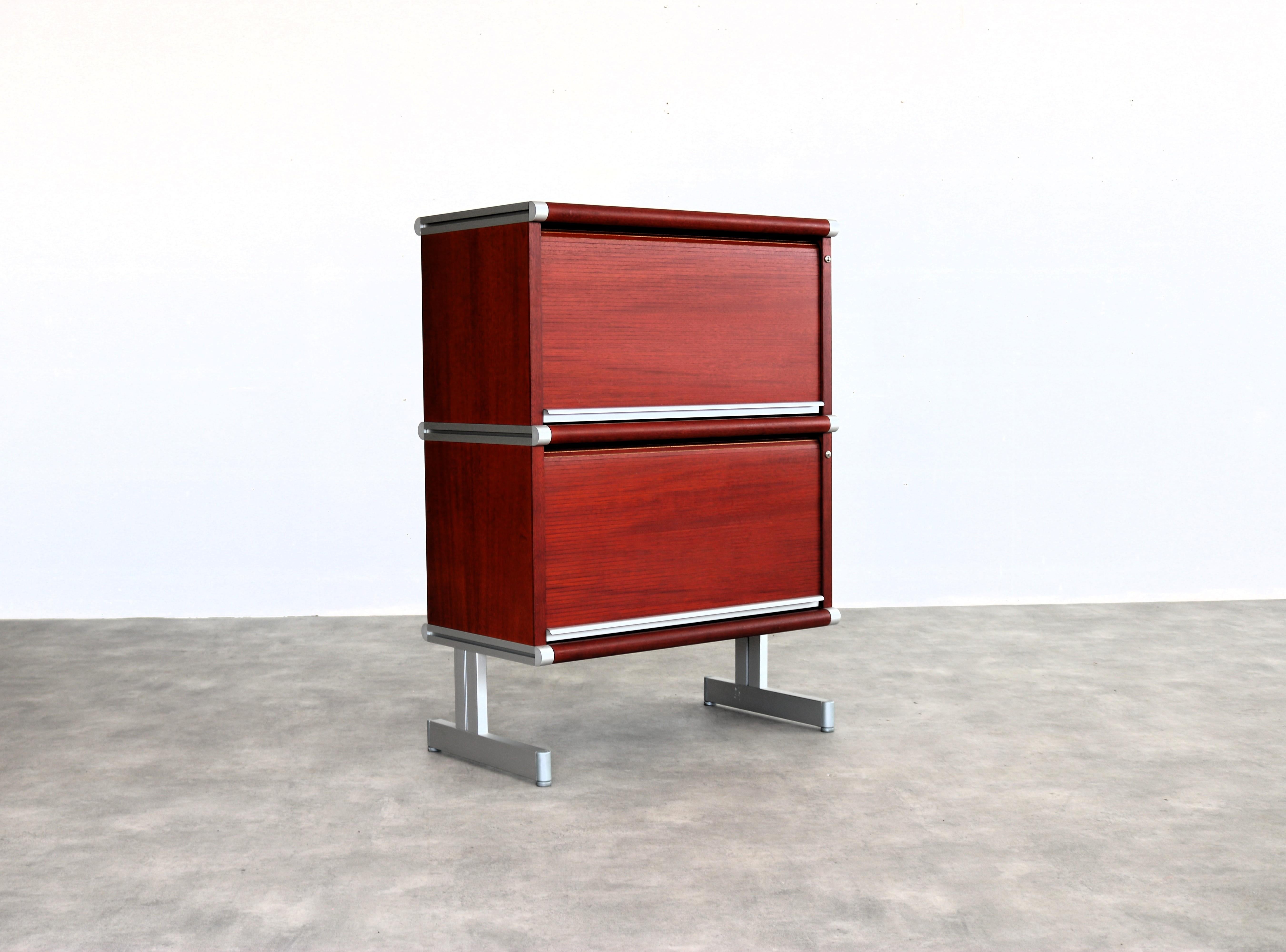 Classeur vintage  cabinet  mobilier de bureau  1970s

Période  1970s
Design  Inconnu  Suède
Condit  Bon  Signes d'usure mineurs
Taille  117 x 84 x 45 cm (H x L x P)

Détails  Bois ; Aluminium ; Métal ; Mobilier de bureau assorti disponible ;

Numéro