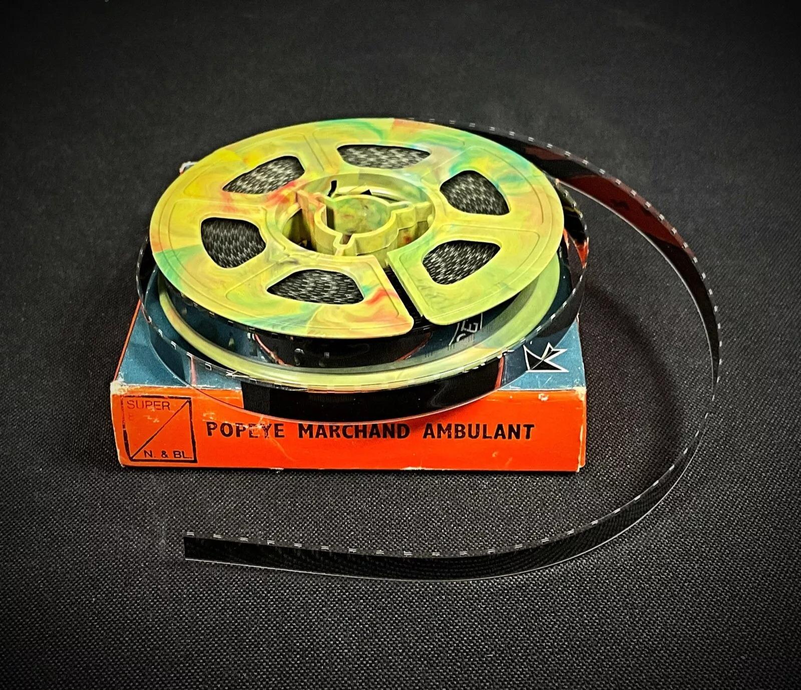 Cette rare bobine de film vintage présente le classique Popeye le vendeur de rue, capturant le personnage bien-aimé dans un format unique et de collection. Logée dans sa boîte d'origine, cette pièce est parfaite pour les passionnés d'animation ou