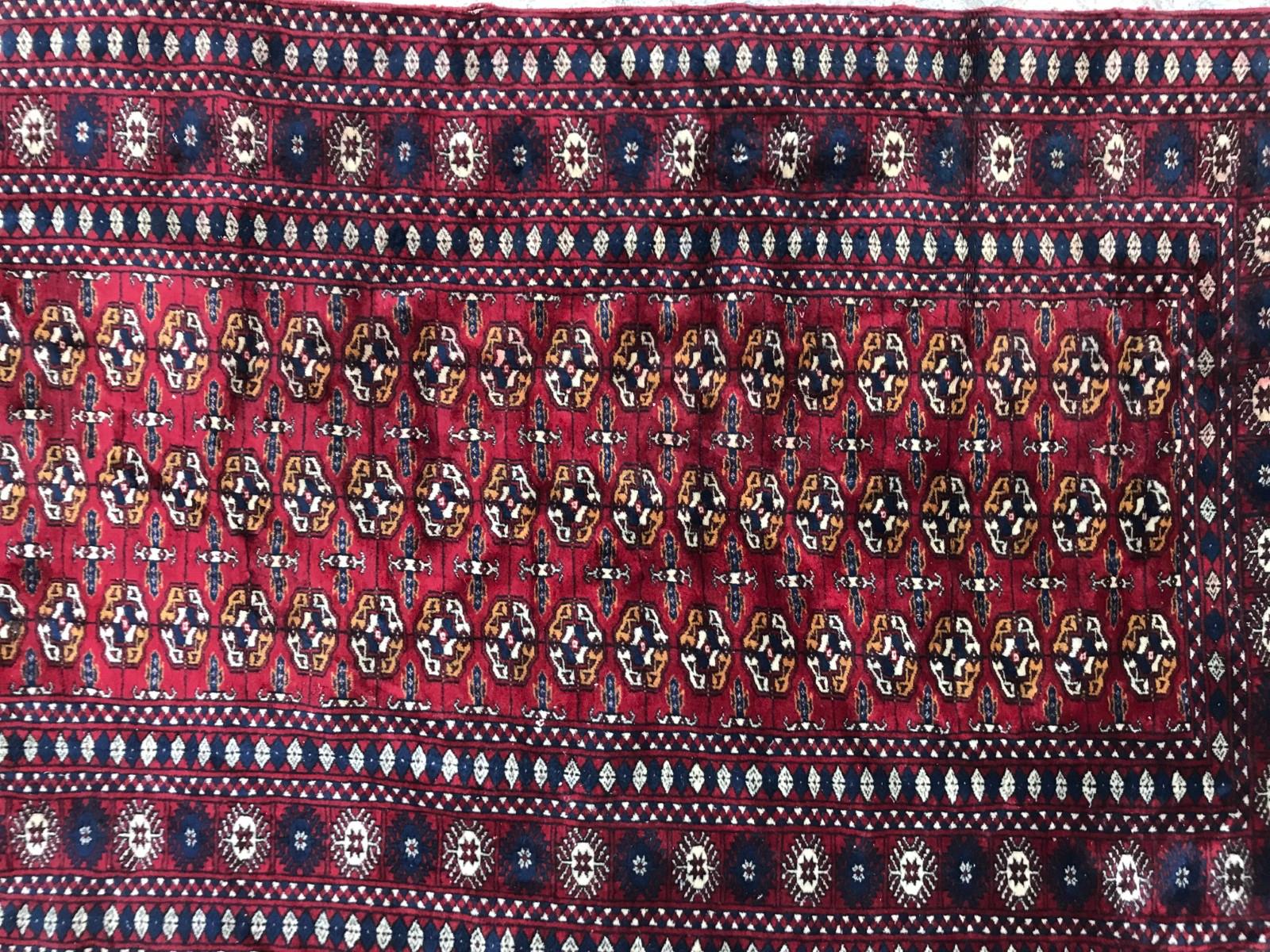Muy bella y fina alfombra boukhara del siglo XX con un diseño típico boukhara y colores rojo, azul, naranja y verde, finamente anudada a mano con terciopelo de lana sobre base de algodón.