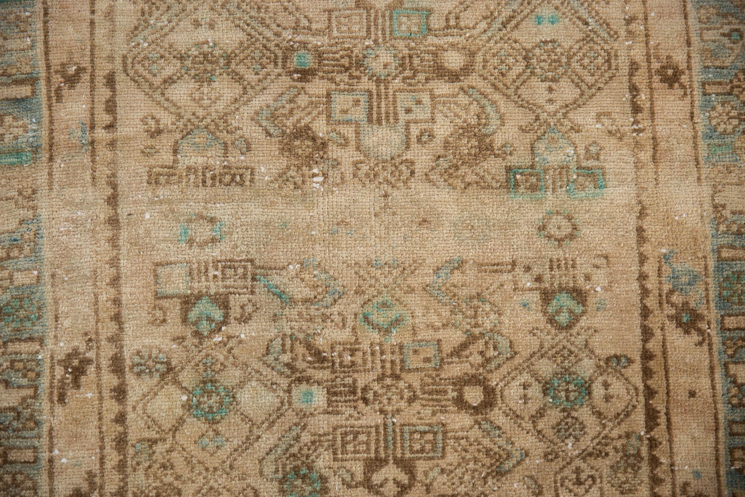 Feiner Distressed-Hamadan-Teppich im Vintage-Stil im Zustand „Relativ gut“ im Angebot in Katonah, NY
