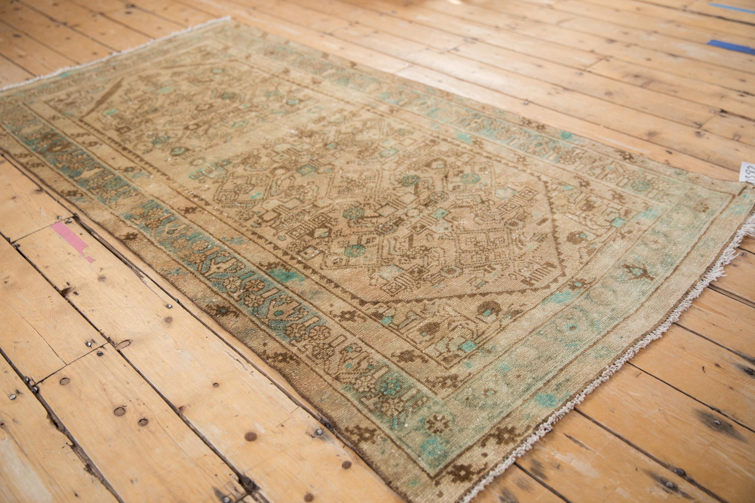 Feiner Distressed-Hamadan-Teppich im Vintage-Stil (Mitte des 20. Jahrhunderts) im Angebot