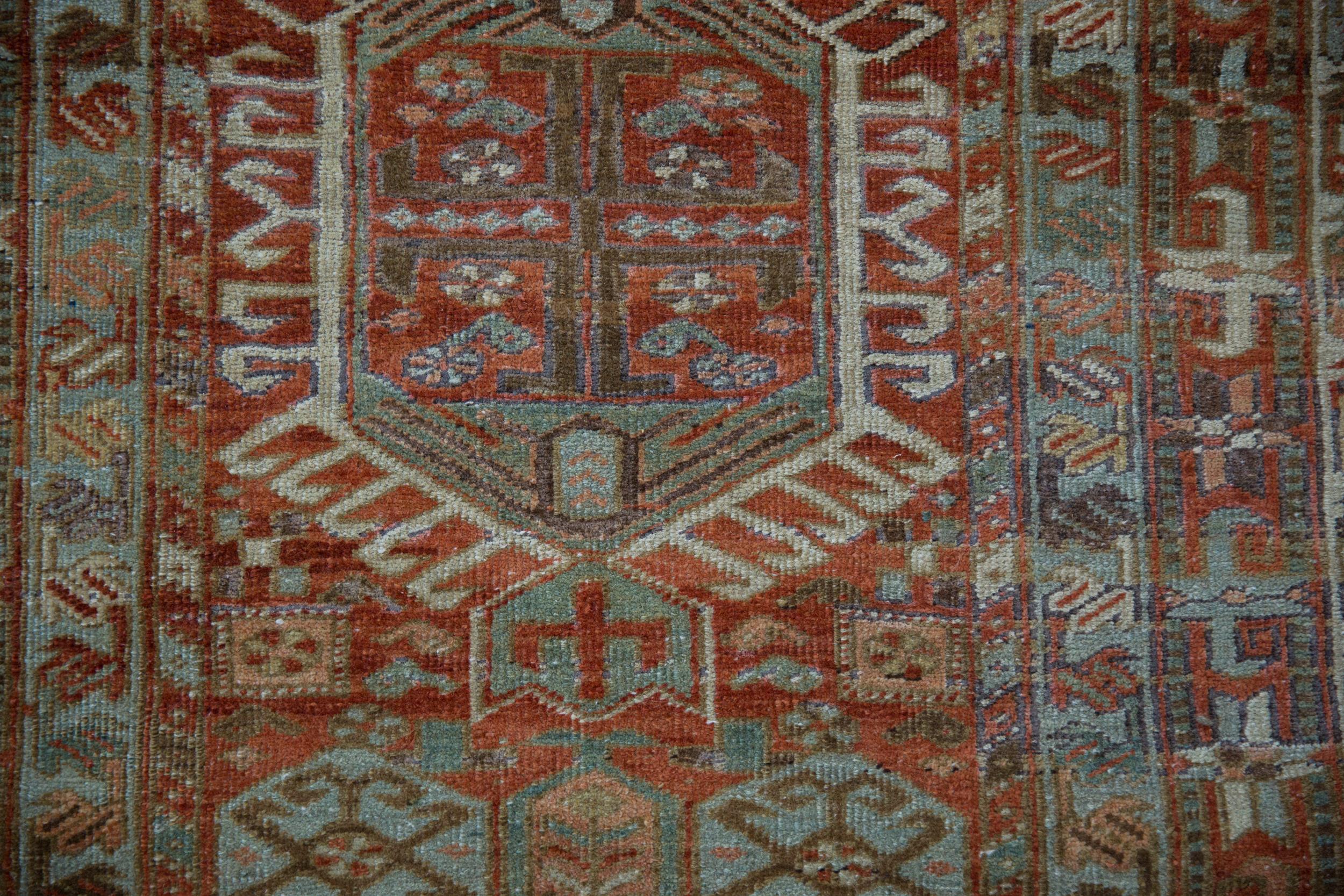 Vintage Fine Distressed Karaja Teppich Läufer im Angebot 2