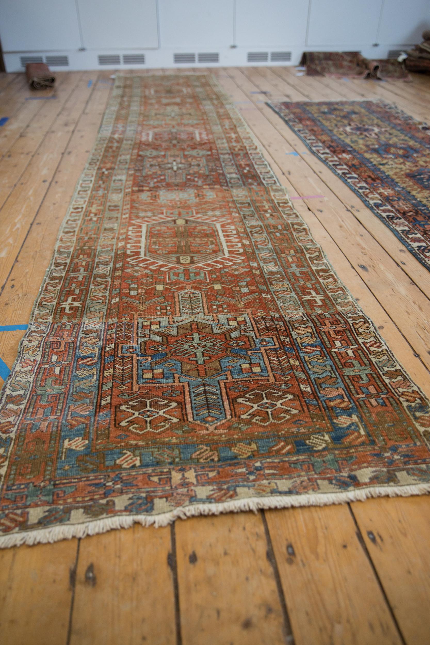 Vintage Fine Distressed Karaja Teppich Läufer (Persisch) im Angebot