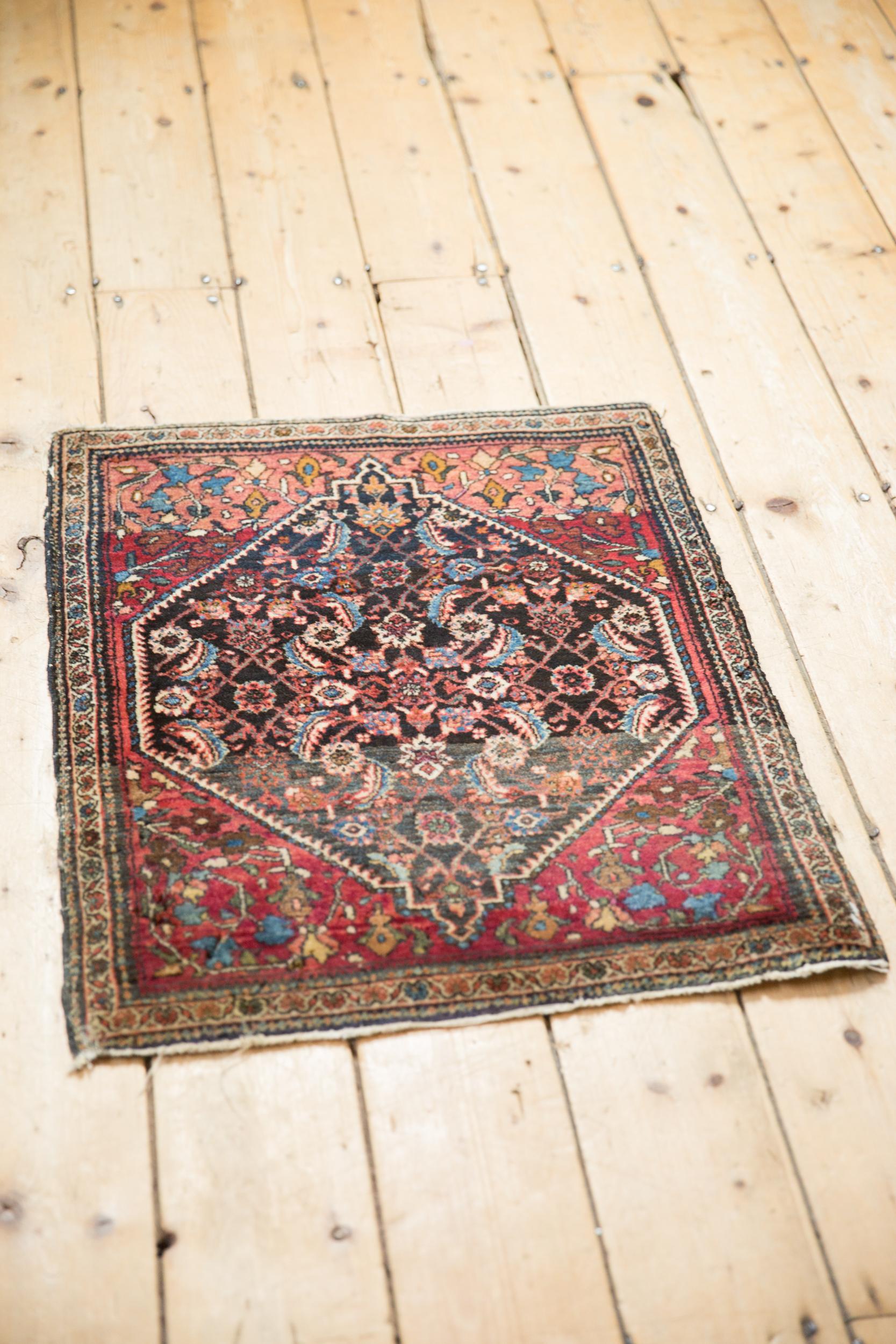 Feiner quadratischer Farahan Sarouk-Teppichmatt, Vintage im Zustand „Relativ gut“ im Angebot in Katonah, NY