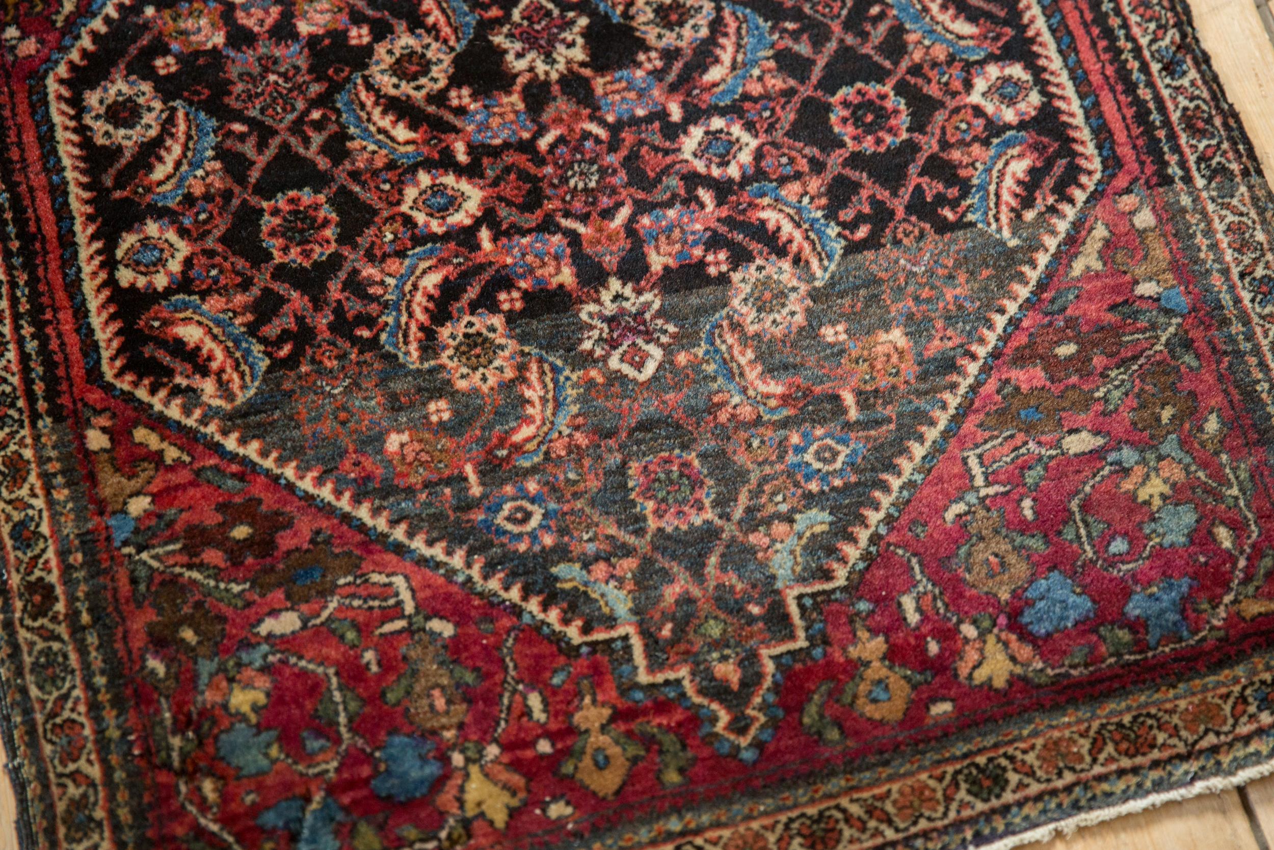 Feiner quadratischer Farahan Sarouk-Teppichmatt, Vintage (Frühes 20. Jahrhundert) im Angebot
