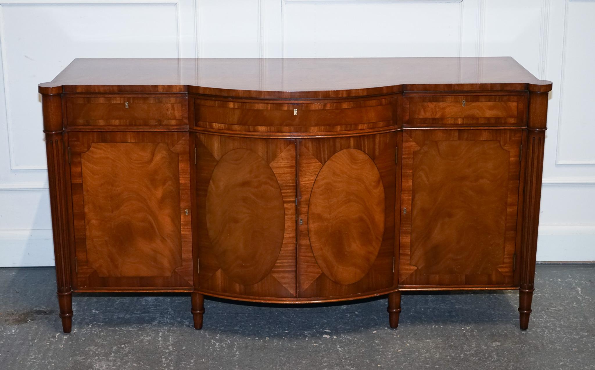 
Antiquariato di Londra



Siamo lieti di offrire in vendita questa squisita credenza d'epoca, sapientemente realizzata in pregiato noce Burr, che mette in mostra la magistrale abilità di David Salmon, rinomato per la sua dedizione alla qualità e al