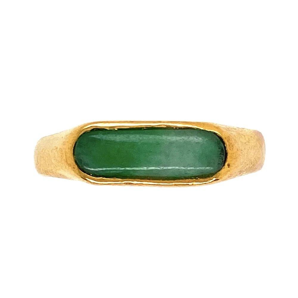 Vintage Fine Green Jade 24 Karat Gold Band Ring In Excellent Condition For Sale In Montreal, QC