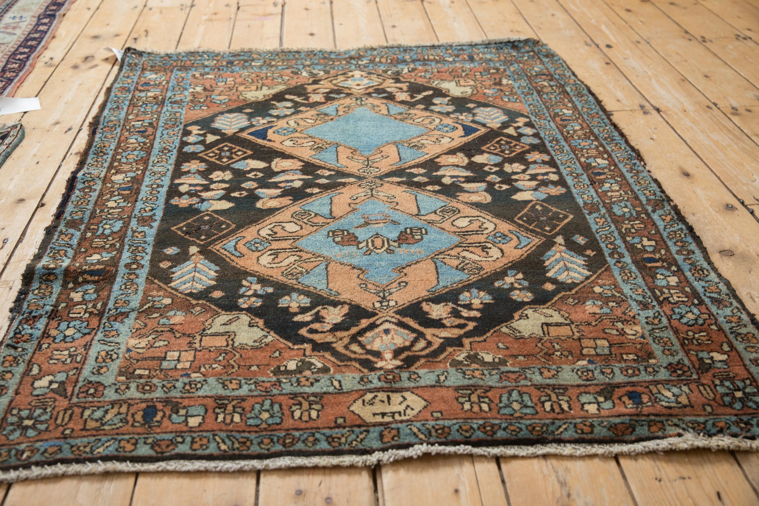 Vintage Fine Heriz Square Rug en Bastante bueno estado para la venta en Katonah, NY