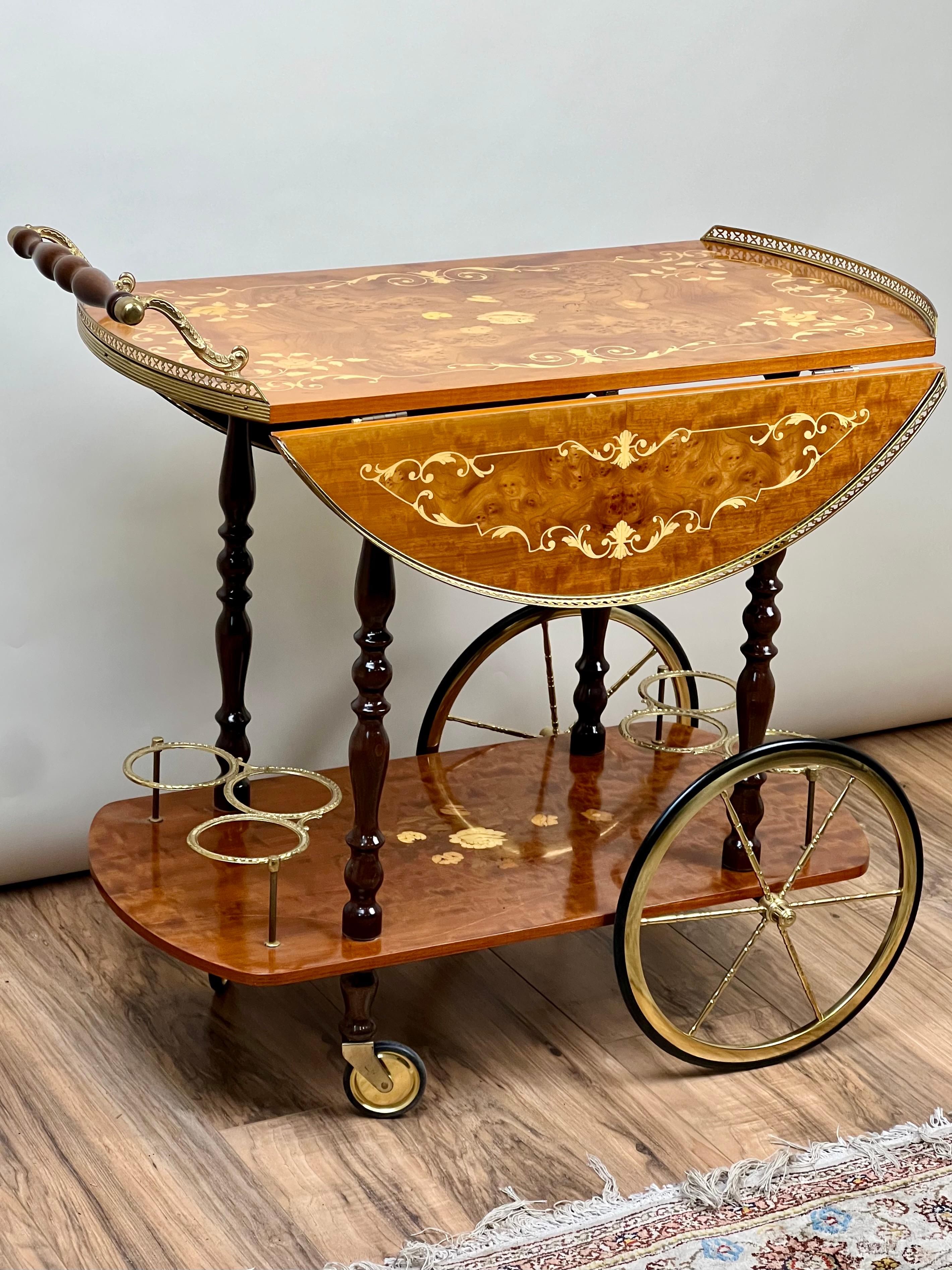 Italiano Carrello da tè in legno di radica italiano d'epoca intarsiato di Sorrento in vendita