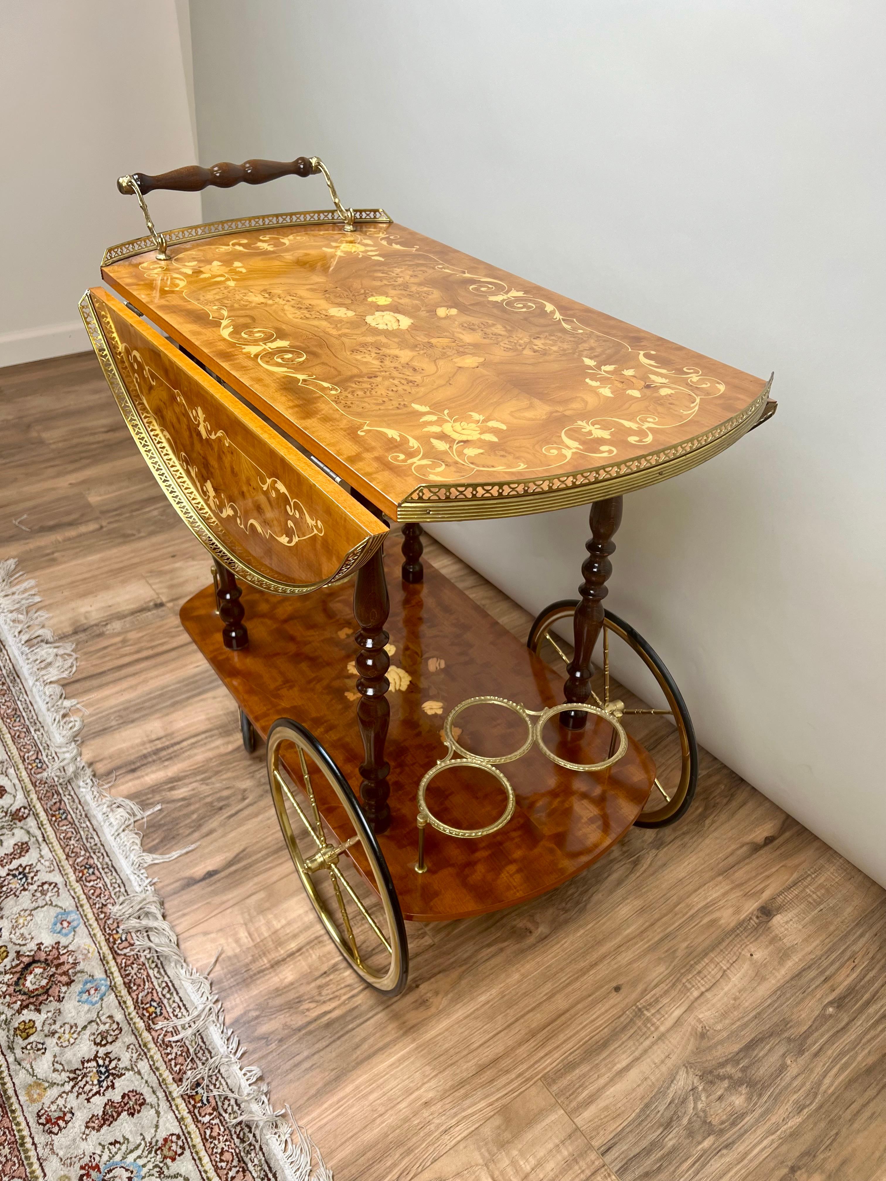 Marqueterie Carrello da tè in legno di radica italiano d'epoca intarsiato di Sorrento in vendita