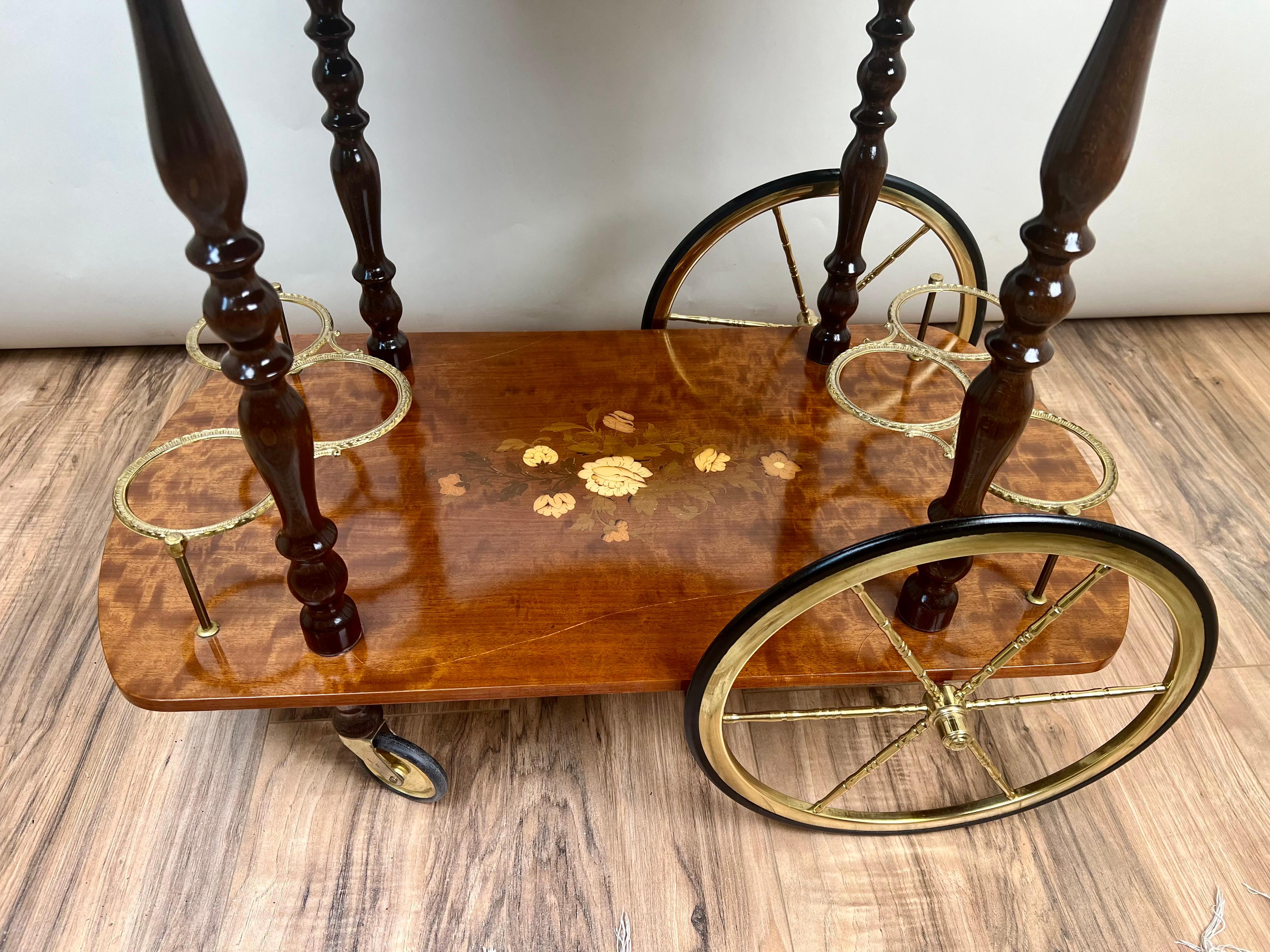 Mogano Carrello da tè in legno di radica italiano d'epoca intarsiato di Sorrento in vendita