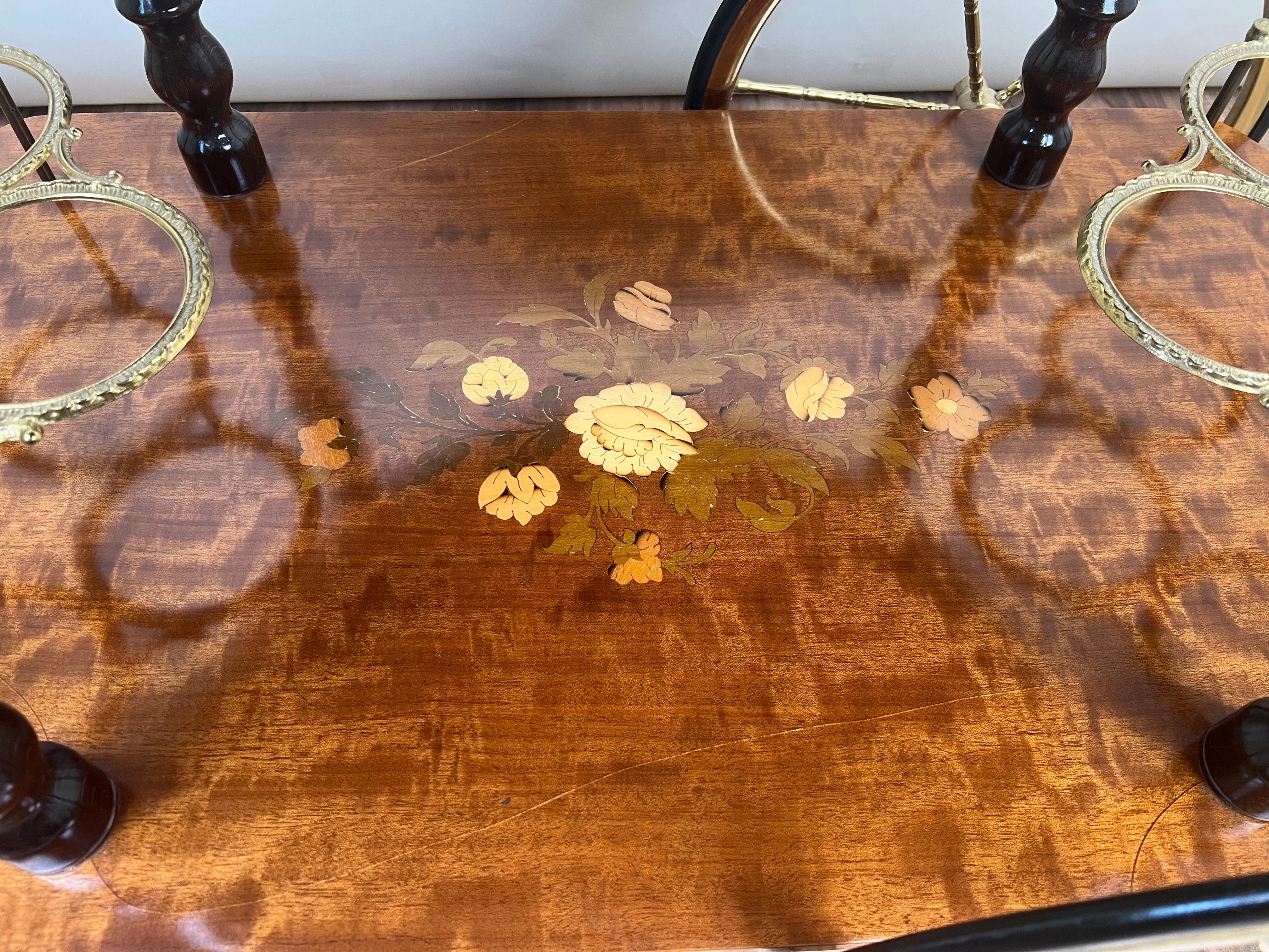 Carrello da tè in legno di radica italiano d'epoca intarsiato di Sorrento in vendita 1