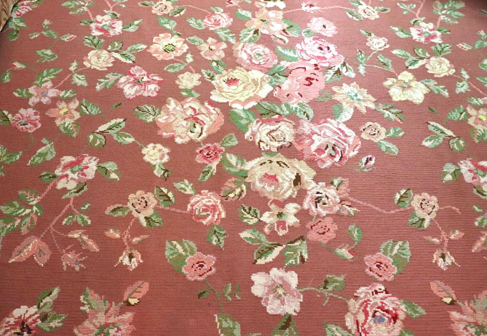 Vintage feine portugiesische Nadelspitze Rose Teppich Schumacher, PFM Teppich, handgefertigt. 

Feiner portugiesischer Gros-Point-Teppich im Vintage-Stil - das staubrosa Feld mit einer Fülle von Rosentrauben auf Ranken innerhalb einer einfarbigen,